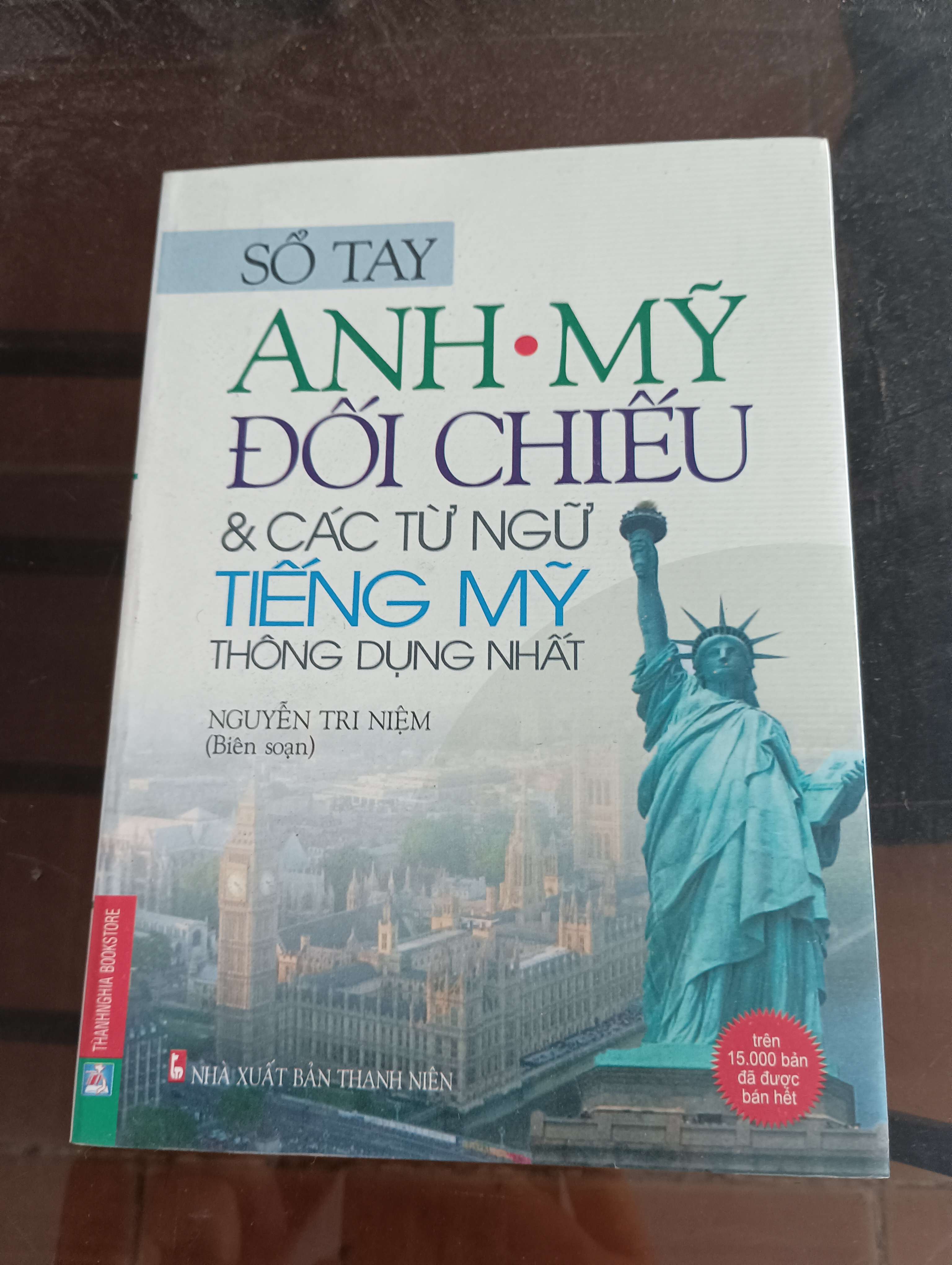 Sổ Tay Anh - Mỹ Đối Chiếu & Các Từ Ngữ Tiếng Mỹ Thông Dụng Nhất - Nguyễn Tri Niệm Mới 90% 2009 (Sách học ngoại ngữ) VAVO