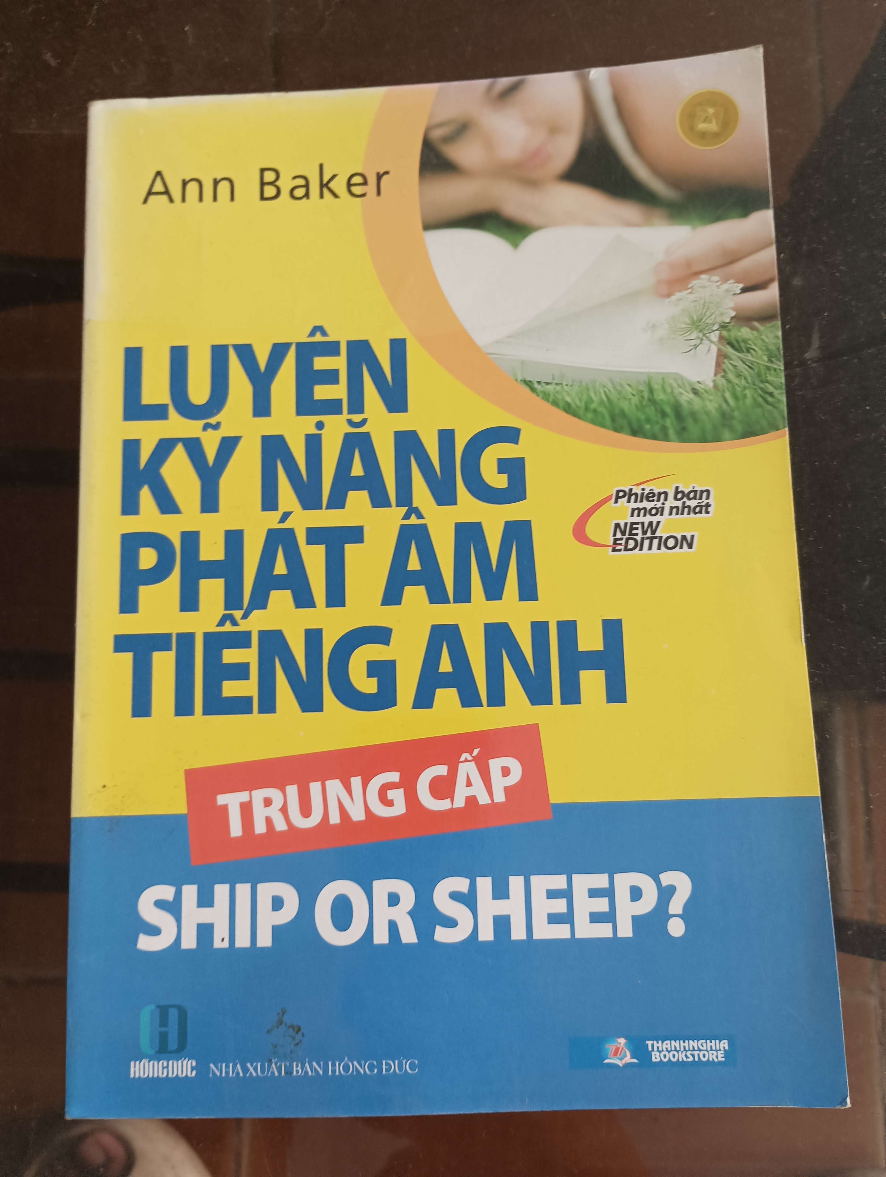 Luyện Kỹ Năng Phát Âm Tiếng Anh Trung Cấp (Ship Or Sheep?) - Ann Baker Mới 90% 2014 (Sách học ngoại ngữ) VAVO