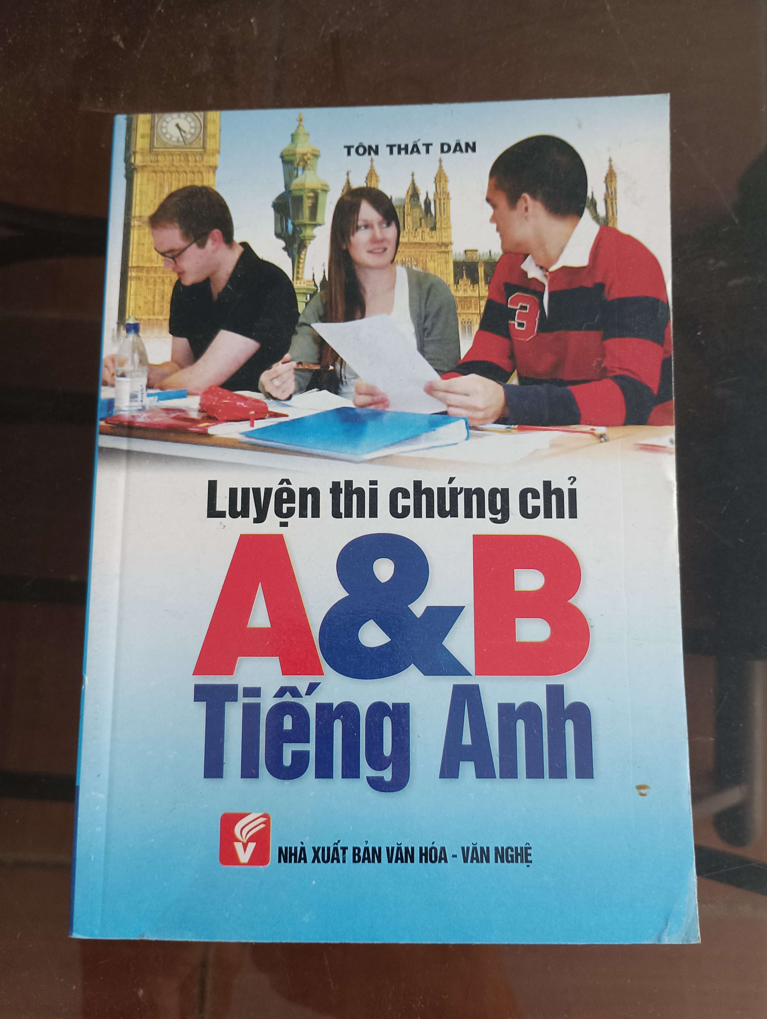 Luyện Thi Chứng Chỉ A & B Tiếng Anh - Tôn Thất Dân Mới 90% 2013 (Sách học ngoại ngữ) VAVO