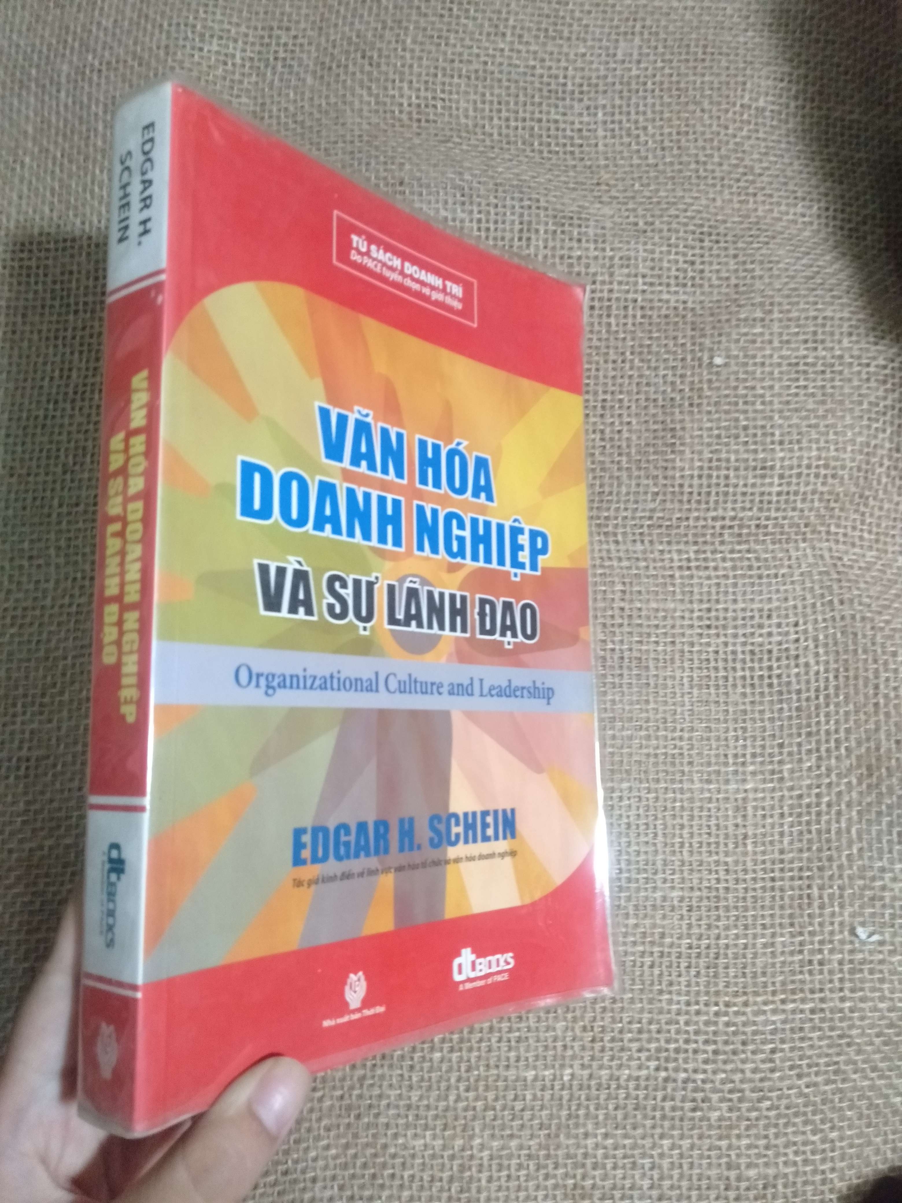 Văn hóa doanh nghiệp và sự lãnh đạo (Organizational Culture and Leadership) - Edgar H. Schein 2012 mới 90% bị ghi vào trang đầu (Kinh doanh - Marketing) HCM