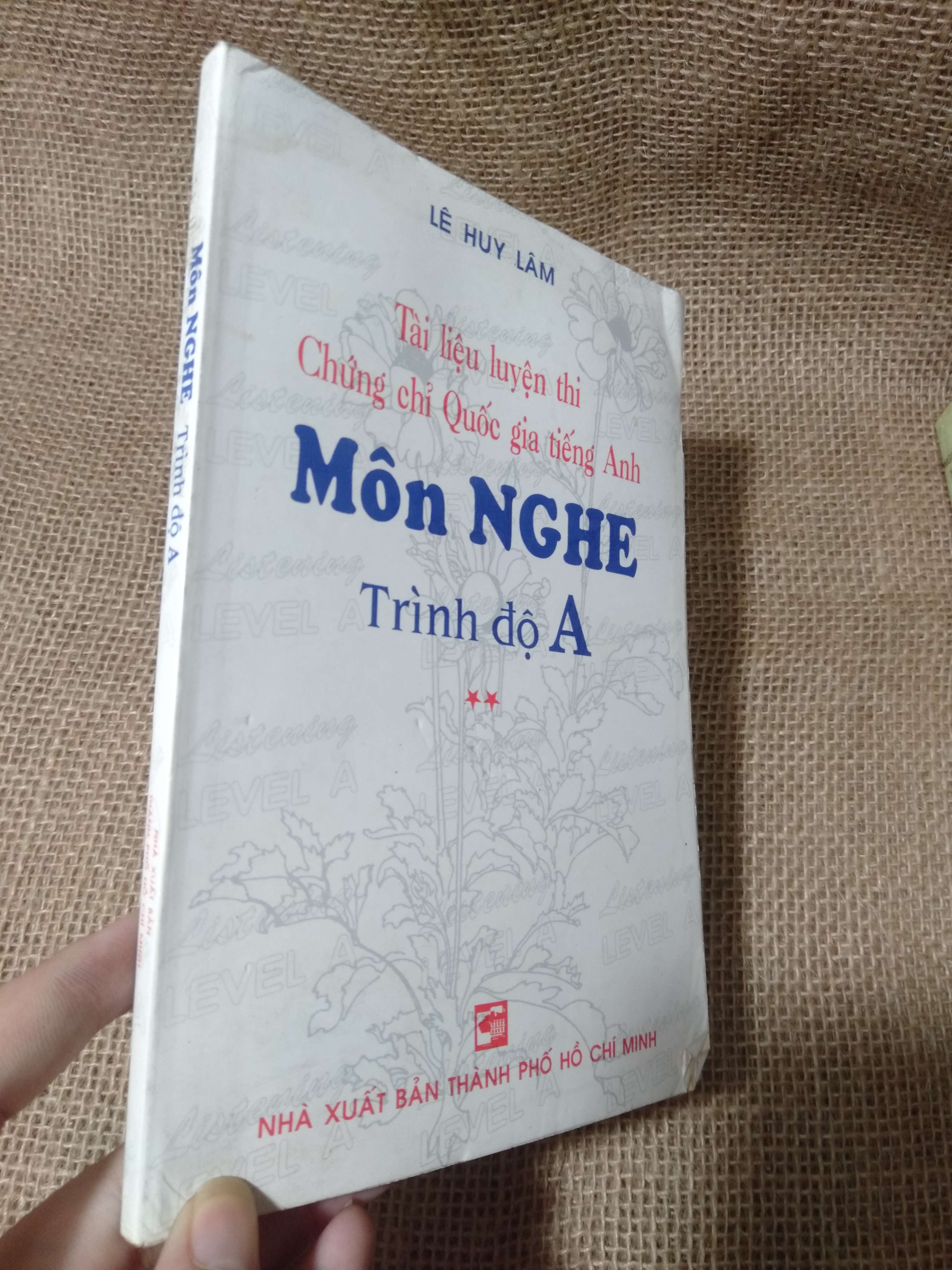 Tài Liệu Luyện Thi Chứng Chỉ Quốc Gia Tiếng Anh Môn Nghe Trình Độ A — Lê Huy Lâm mới 80% ố,thấm nước (Sách học ngoại ngữ) HLSC