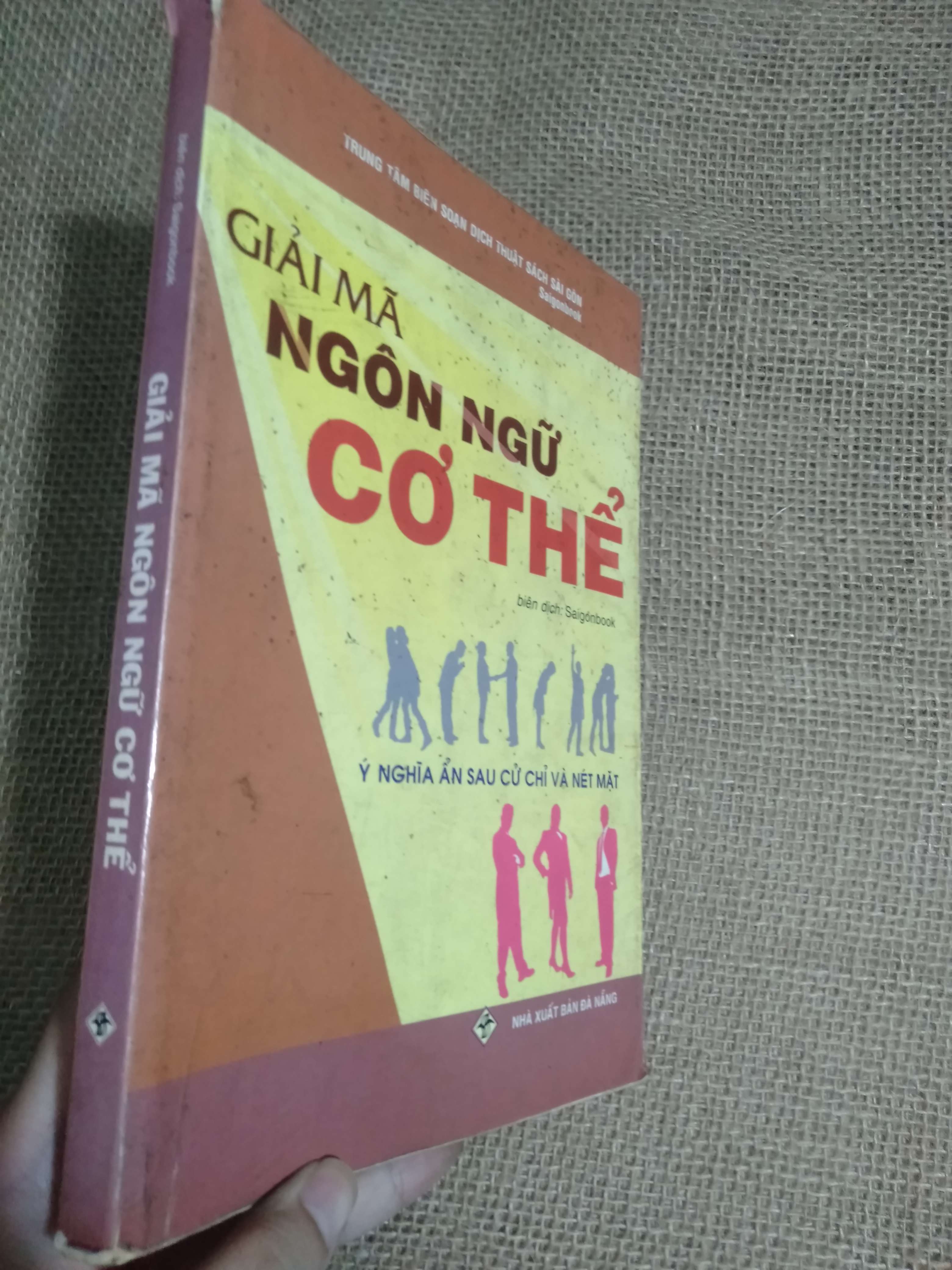 Giải Mã Ngôn Ngữ Cơ Thể (Ý nghĩa ẩn sau cử chỉ và nét mặt) - Nhà xuất bản Đà Nẵng 2009 mới 80% có dấu mộc,hơi bẩn (Sách Y học - Sức khỏe - Thể thao) HCM