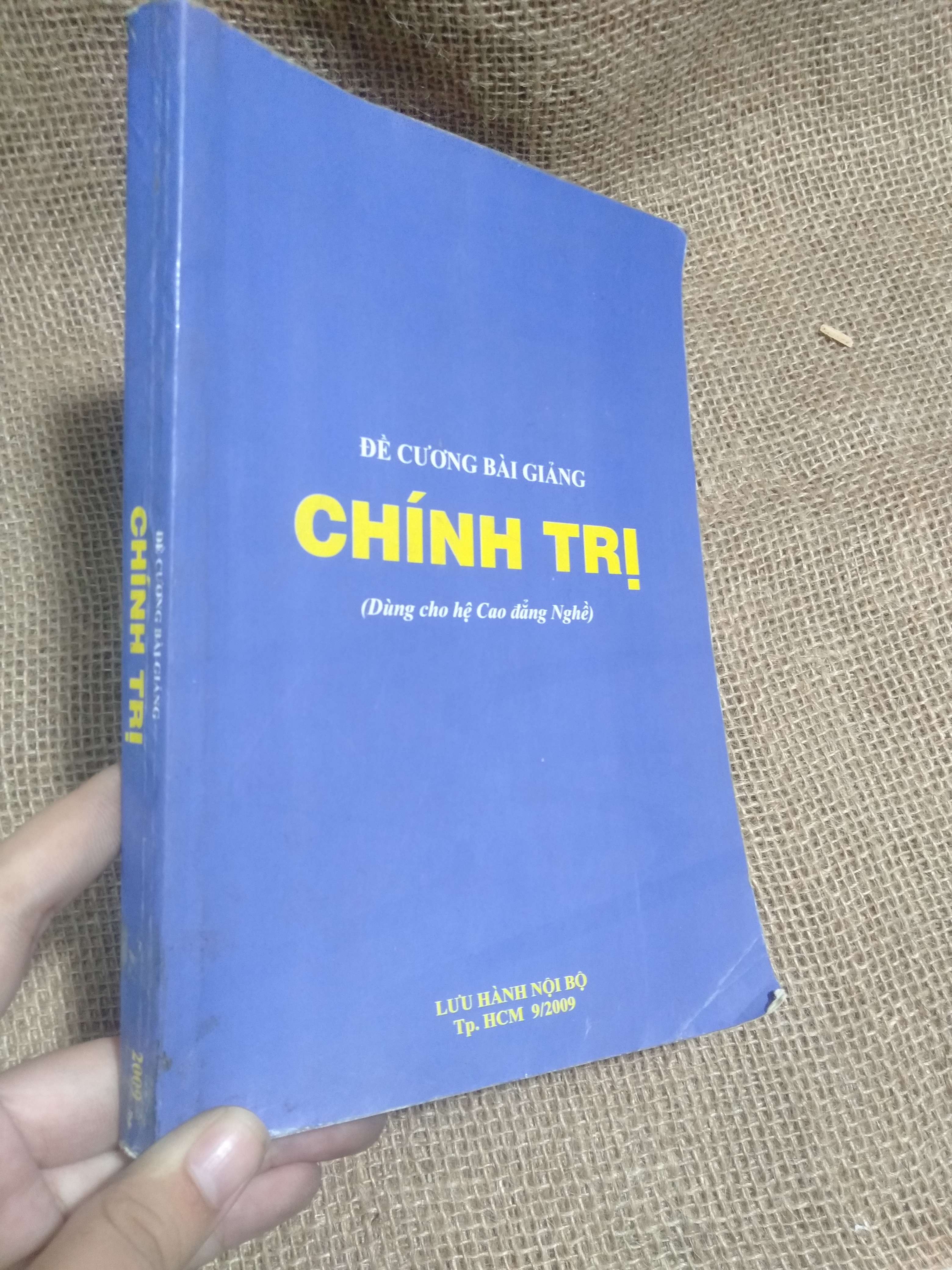 Đề cương bài giảng: Chính trị (Dùng cho hệ Cao đẳng Nghề) - Lưu hành nội bộ Tp. HCM 9/2009 mới 90% móp góc (Sách chính trị - pháp lý) HLSC