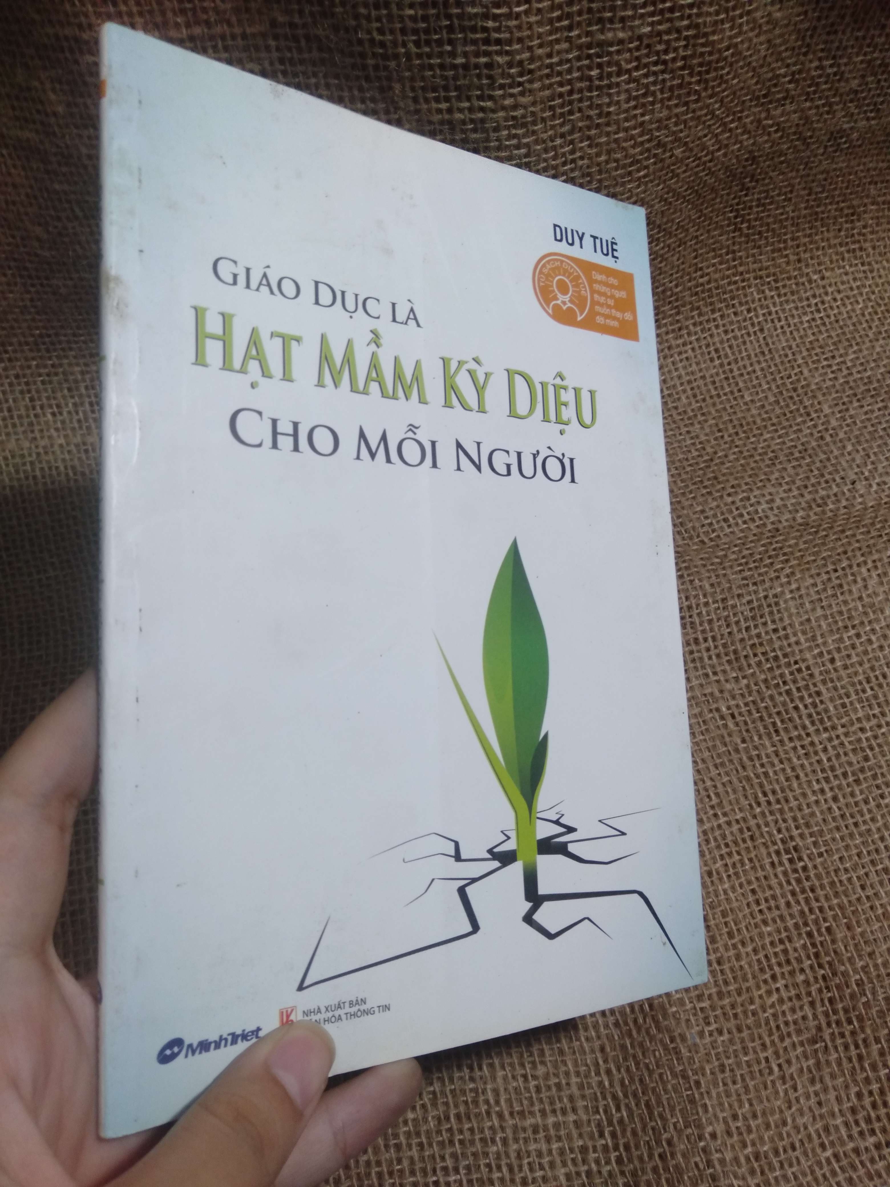 Giáo dục là hạt mầm kỳ diệu cho mỗi người - Duy Tuệ 2011 mới 90% bìa khá bụi (Kiến thức - kỹ năng cho con) HLSC
