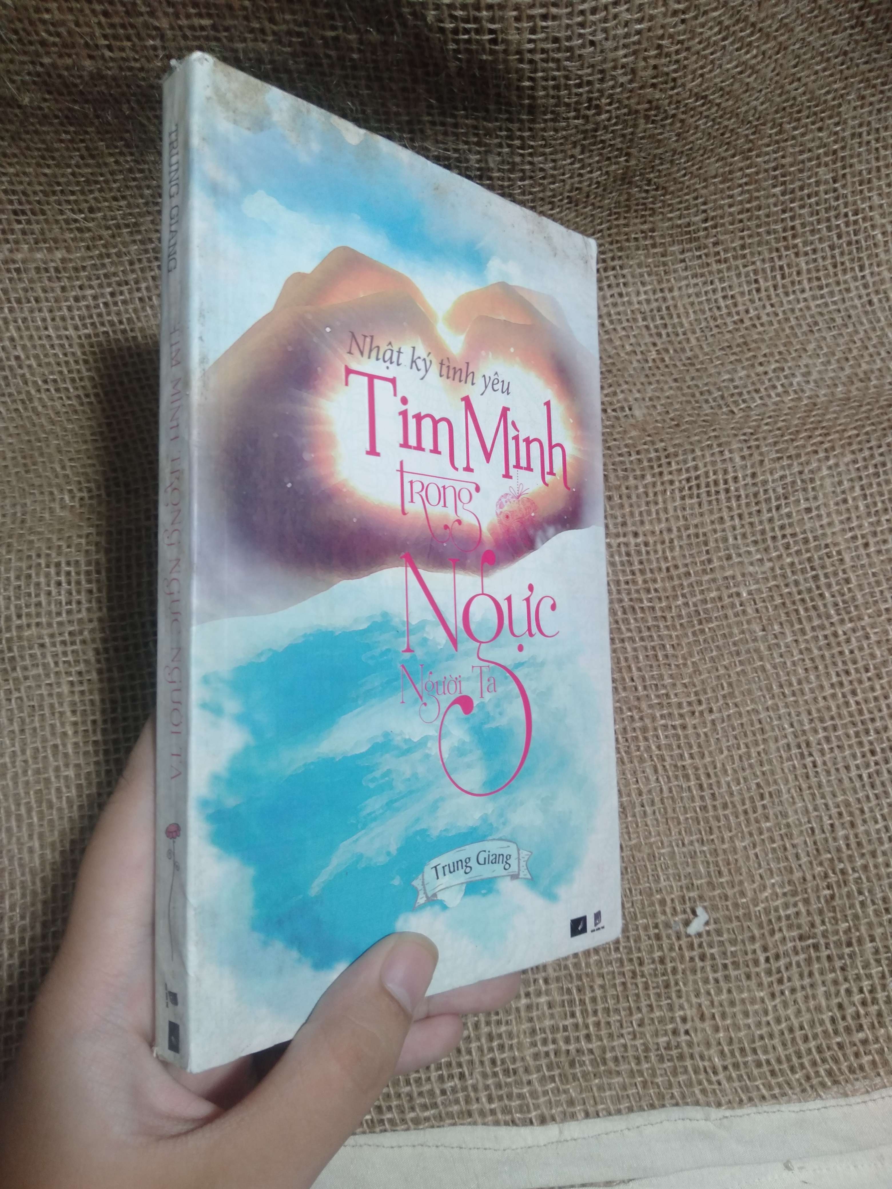 Nhật ký tình yêu tim mình trong ngực người ta - Trung Giang 2014 mới 80% ố , hơi bụi trong trang sách (Tiểu Thuyết) HLSC
