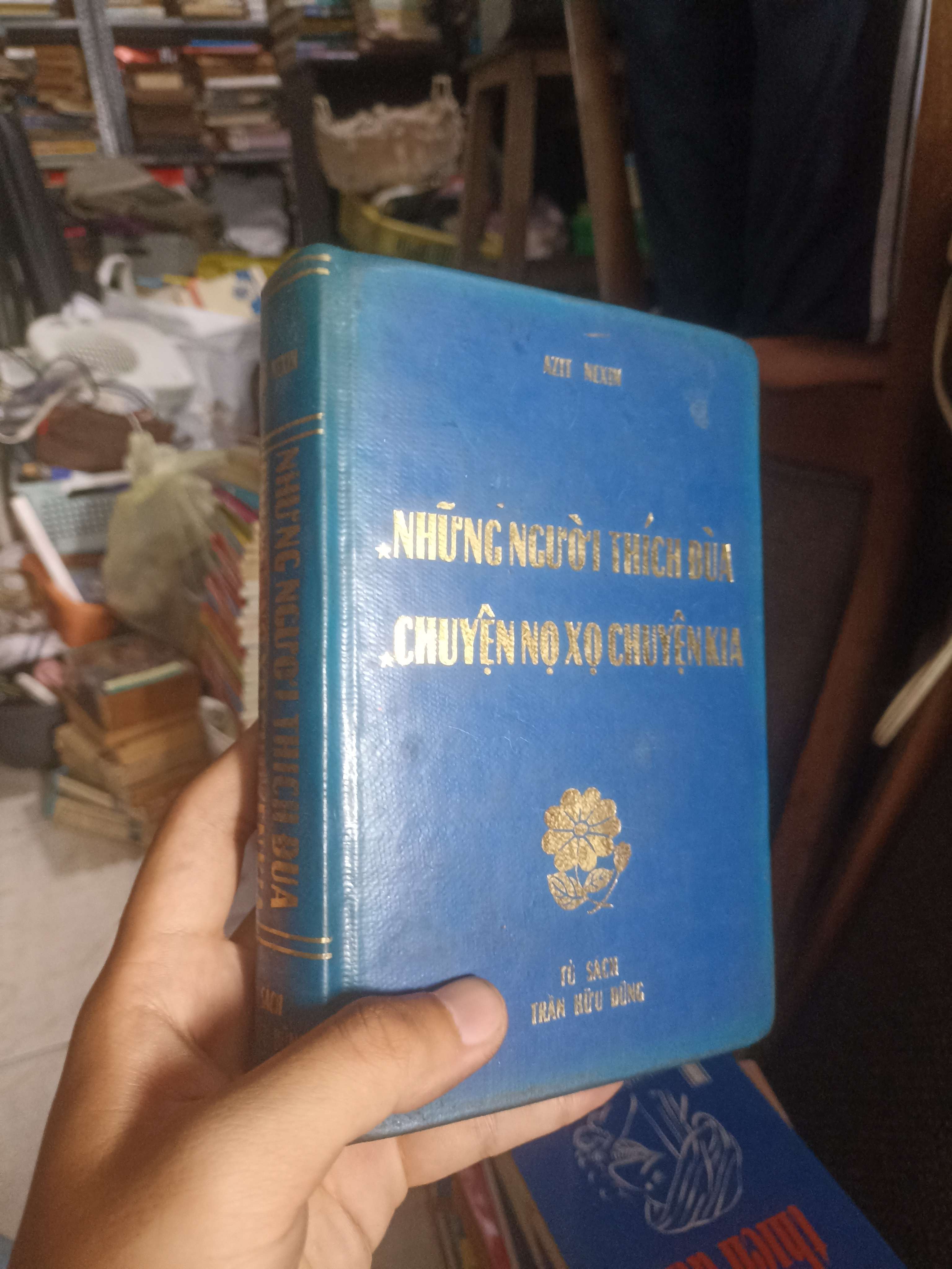 Những người thích đùa - Chuyện nọ xọ chuyện kia (Azít Nêxin) (Bản bìa cứng) (Sách văn học) KSX