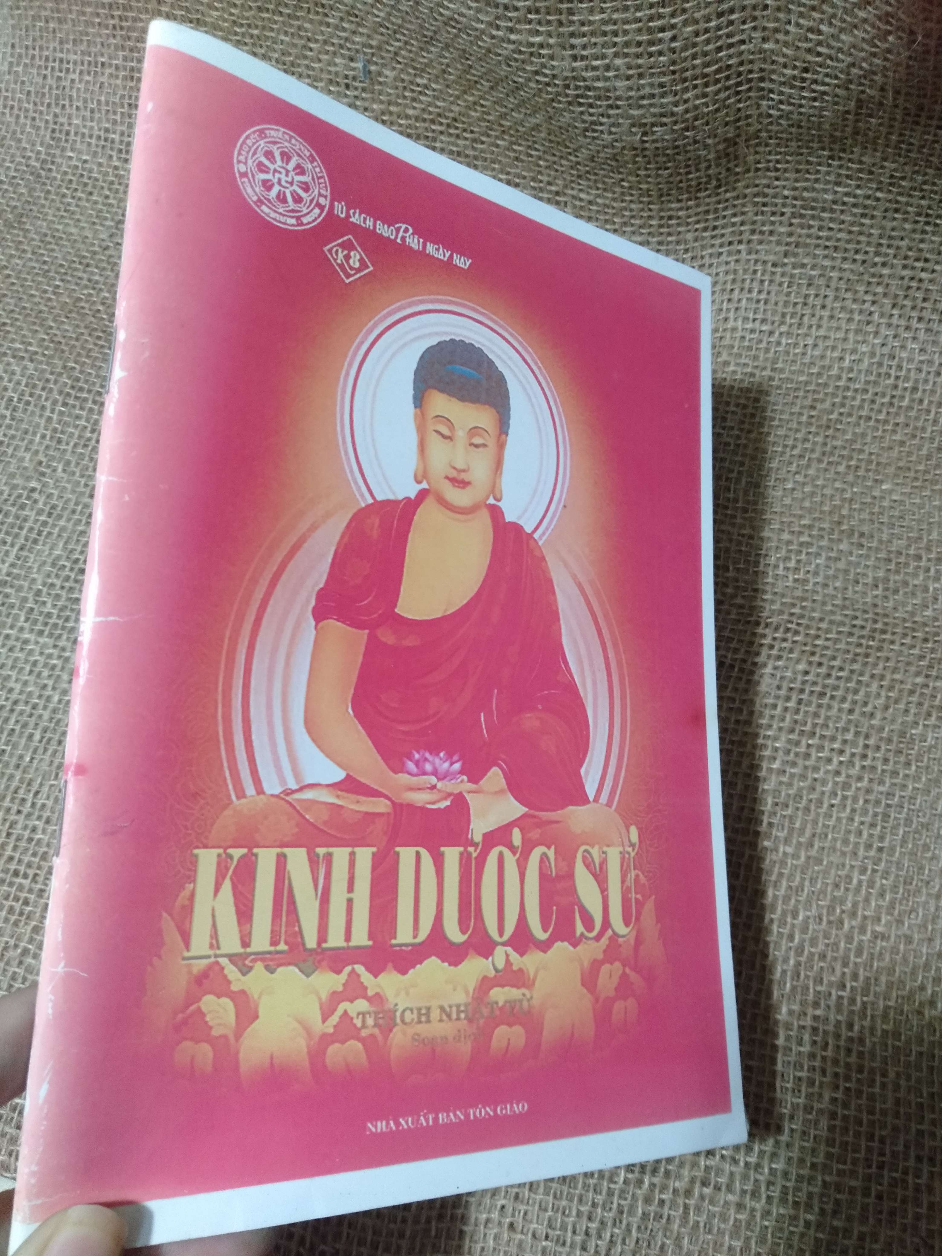 Kinh Dược Sư — Nhà xuất bản Tôn Giáo mới 80% bìa bị phai màu (Phật giáo) HLSC
