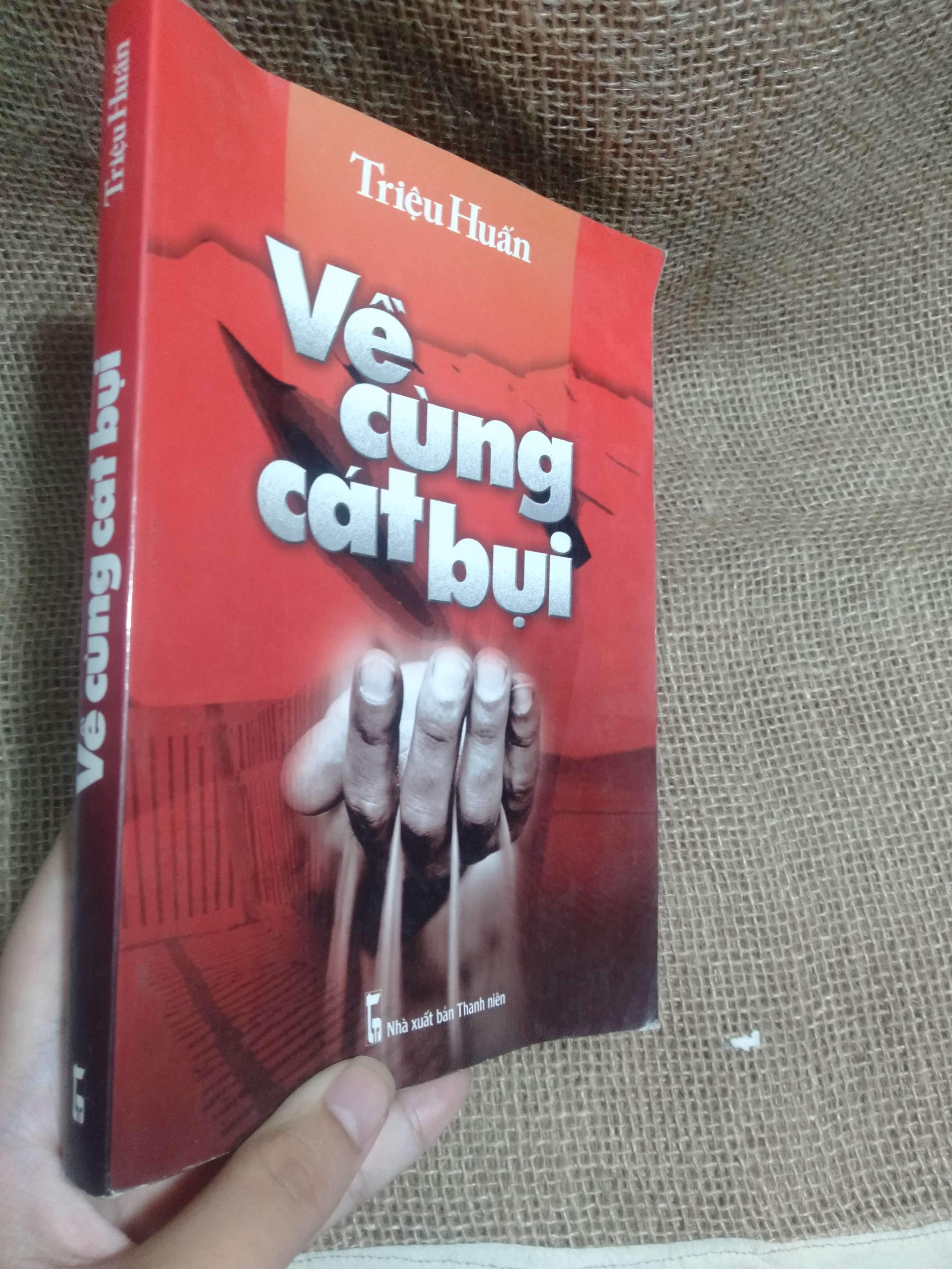 Về cùng cát bụi - Triệu Huấn 2008 mới 80% trang sách khá cong (Tiểu Thuyết) HLSC