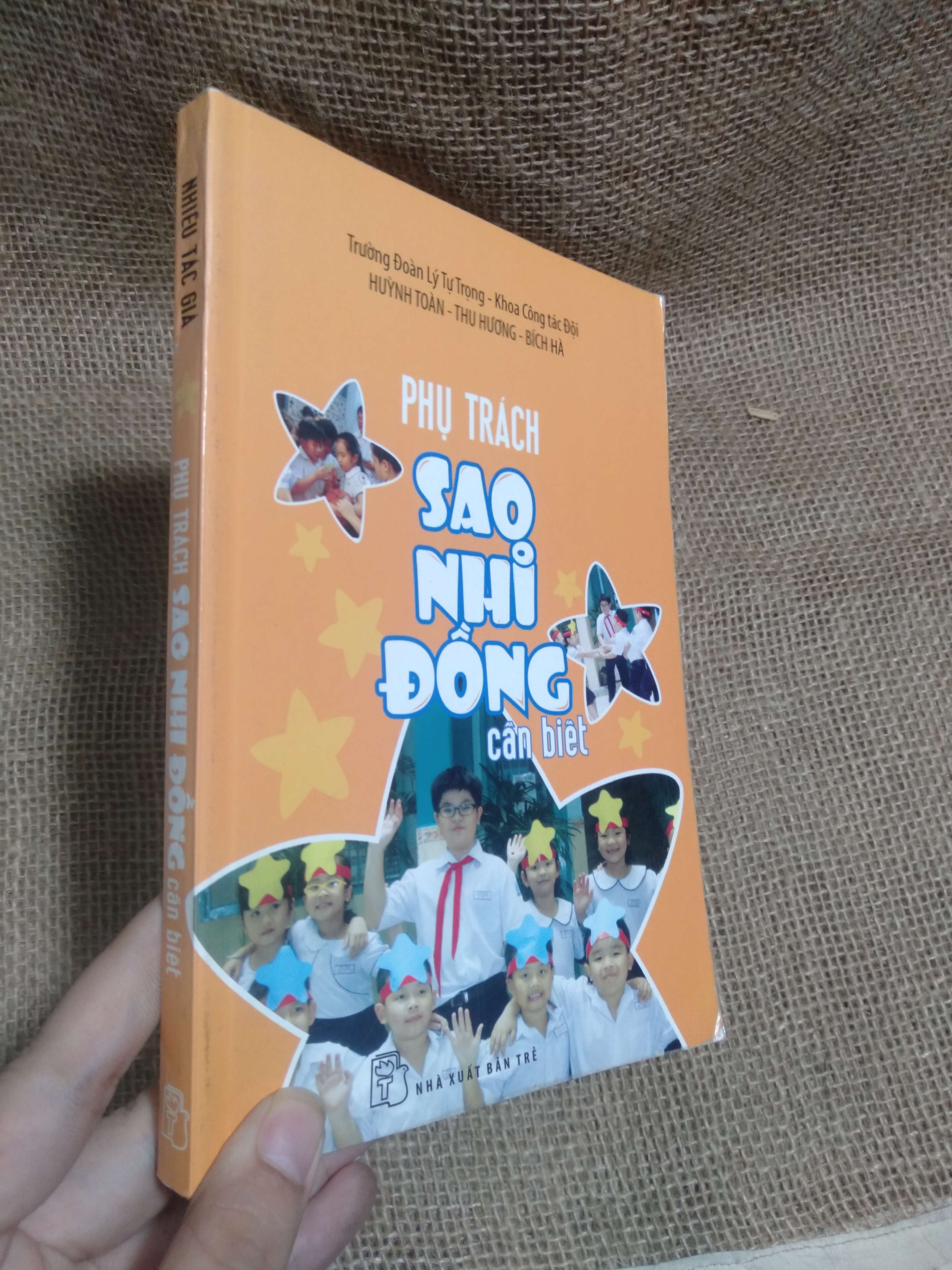 Phụ trách sao nhi đồng cần biết - Huỳnh Toàn, Thu Hương, Bích Hà (Trường Đoàn Lý Tự Trọng - Khoa Cống tác Đội) 2015 mới 80% ố (Kiến thức - kỹ năng cho con) HLSC