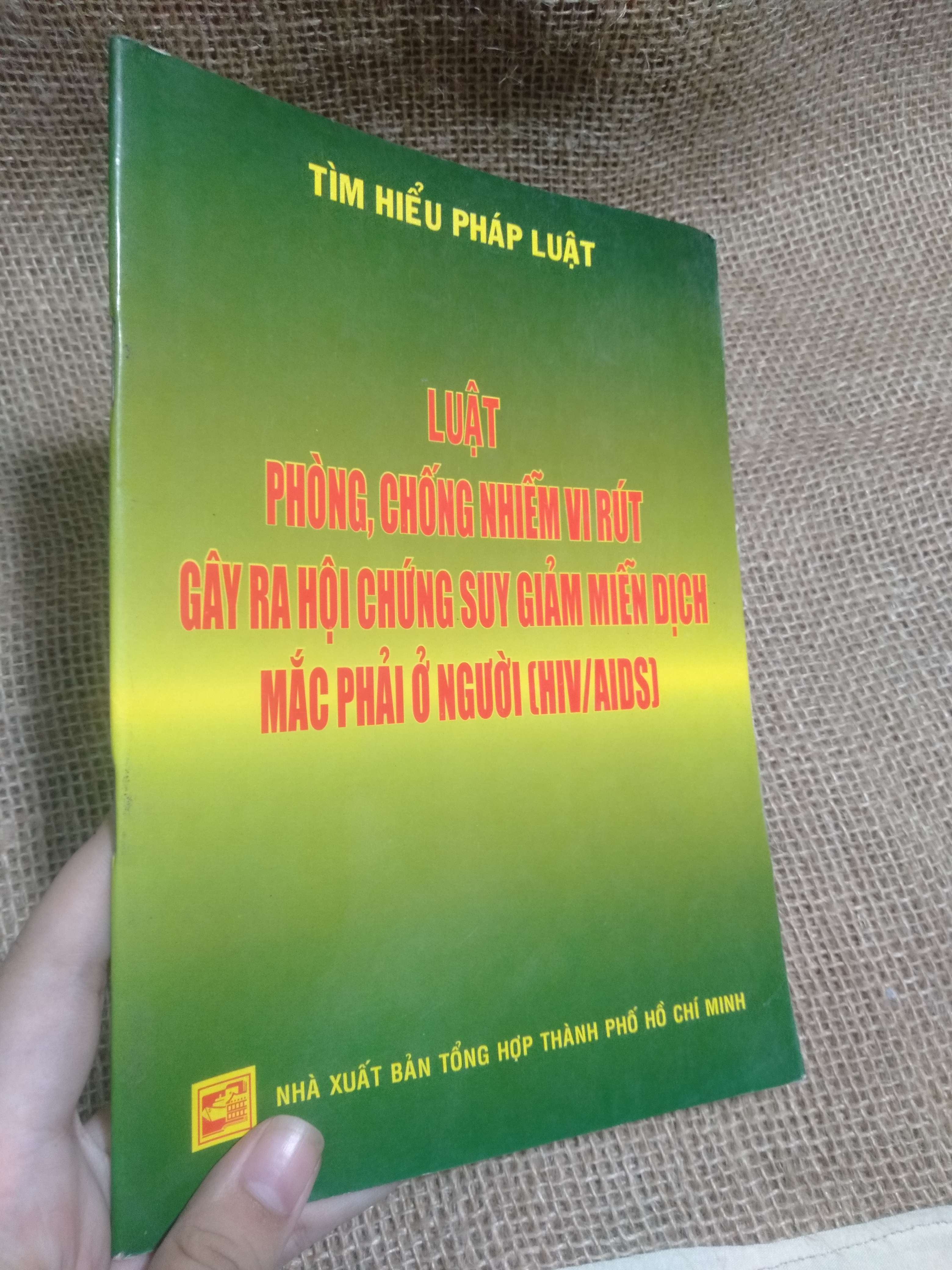 Luật phòng chống nhiễm vi rút gây ra hội chứng suy giảm miễn dịch mắc phải ở người (HIV/AIDS) - Nhà xuất bản tổng hợp thành phố Hồ Chí Minh 2006 mới 90% ố nhẹ (Sách kỹ năng) HLSC