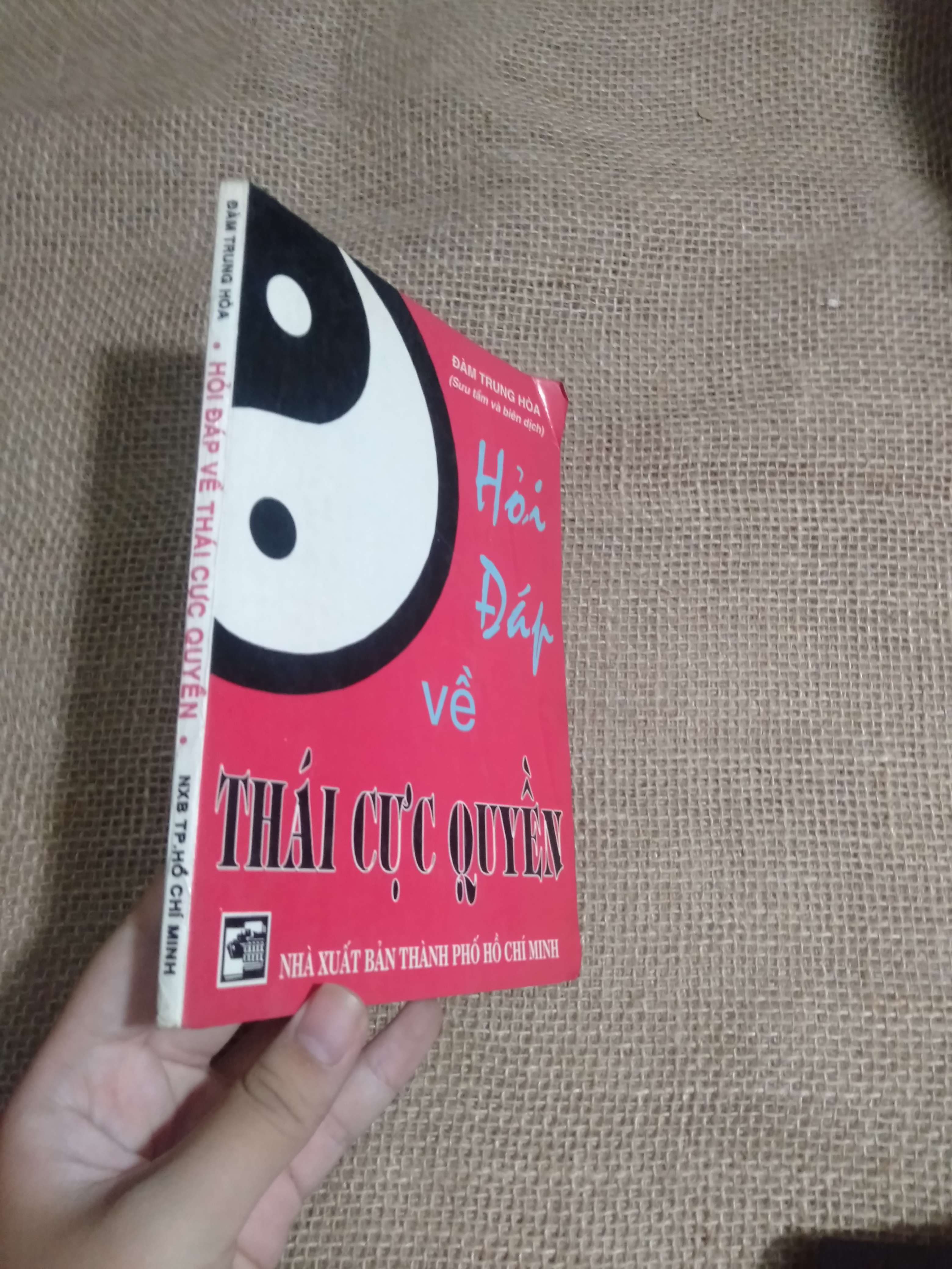 Hỏi đáp về Thái cực quyền - Đàm Trung Hòa 1996 mới 80% móp góc nhẹ (Sách kỹ năng) HCM