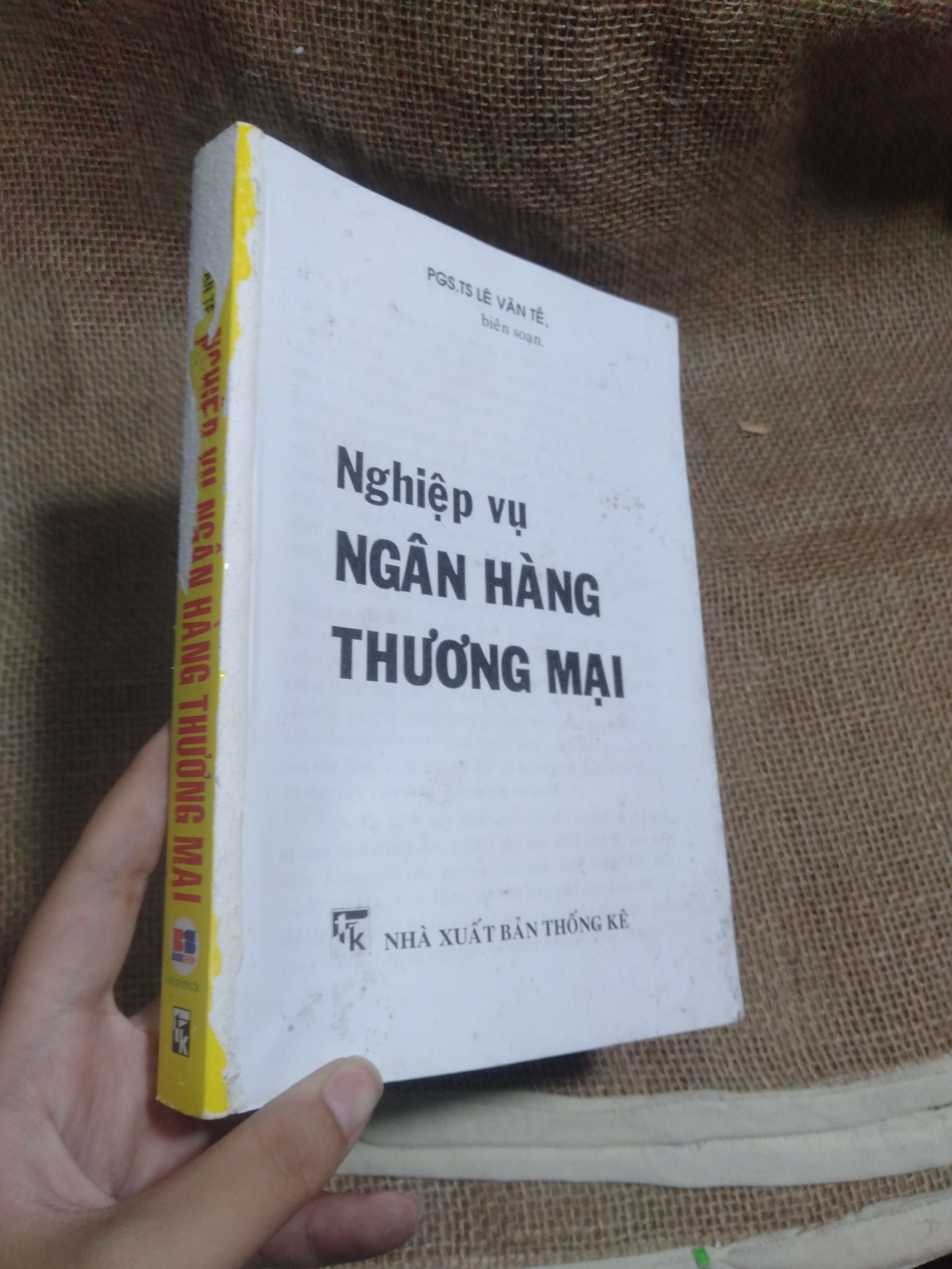 Nghiệp vụ ngân hàng thương mại - PGS.TS Lê Văn Tề 2009 80% mất bìa (Sách kỹ năng) HLSC