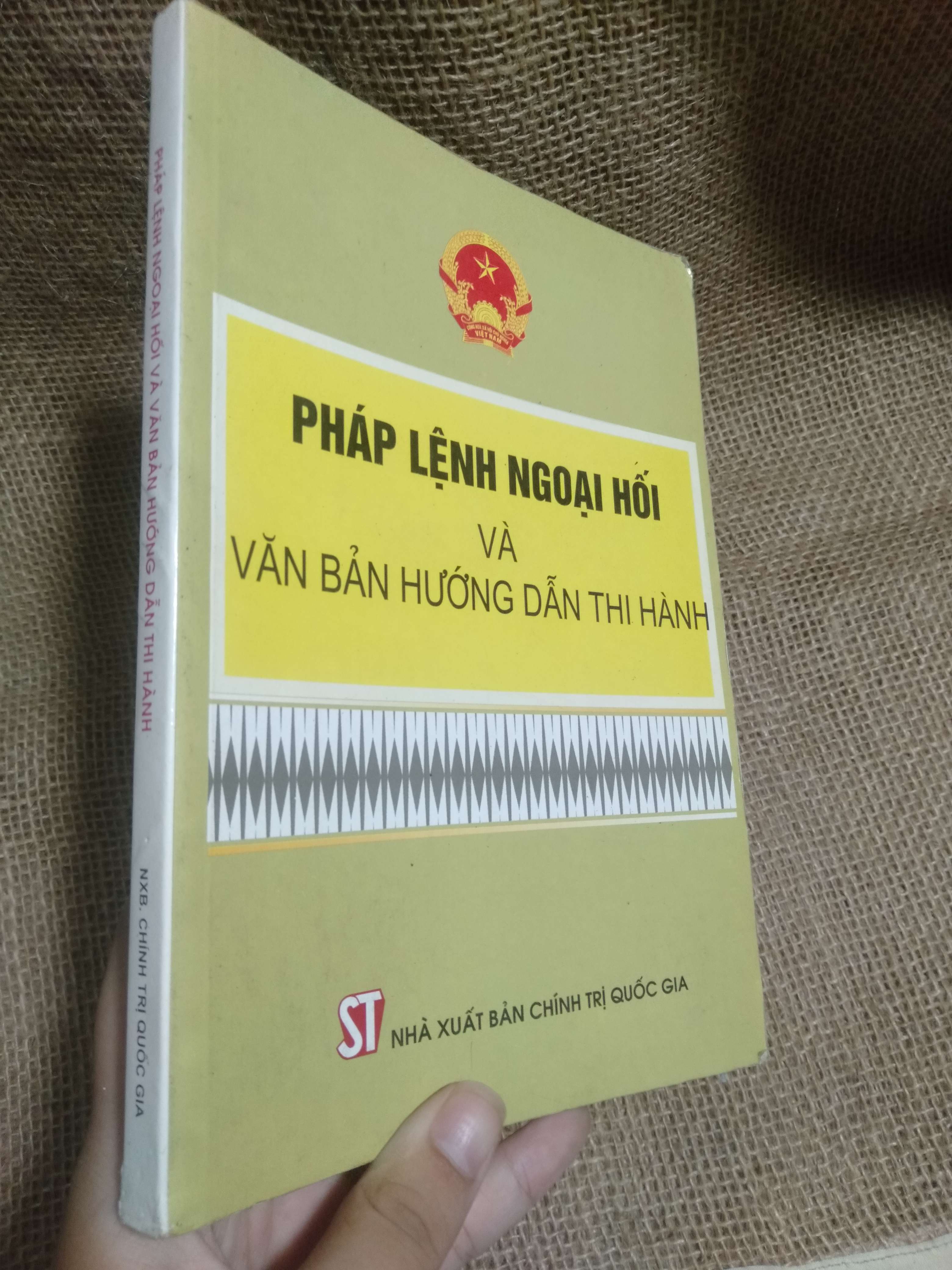 Pháp lệnh ngoại hối và văn bản hướng dẫn thi hành - Nhà xuất bản Chính trị quốc gia 2009 mới 90% hơi móp góc (Sách chính trị - pháp lý) HLSC