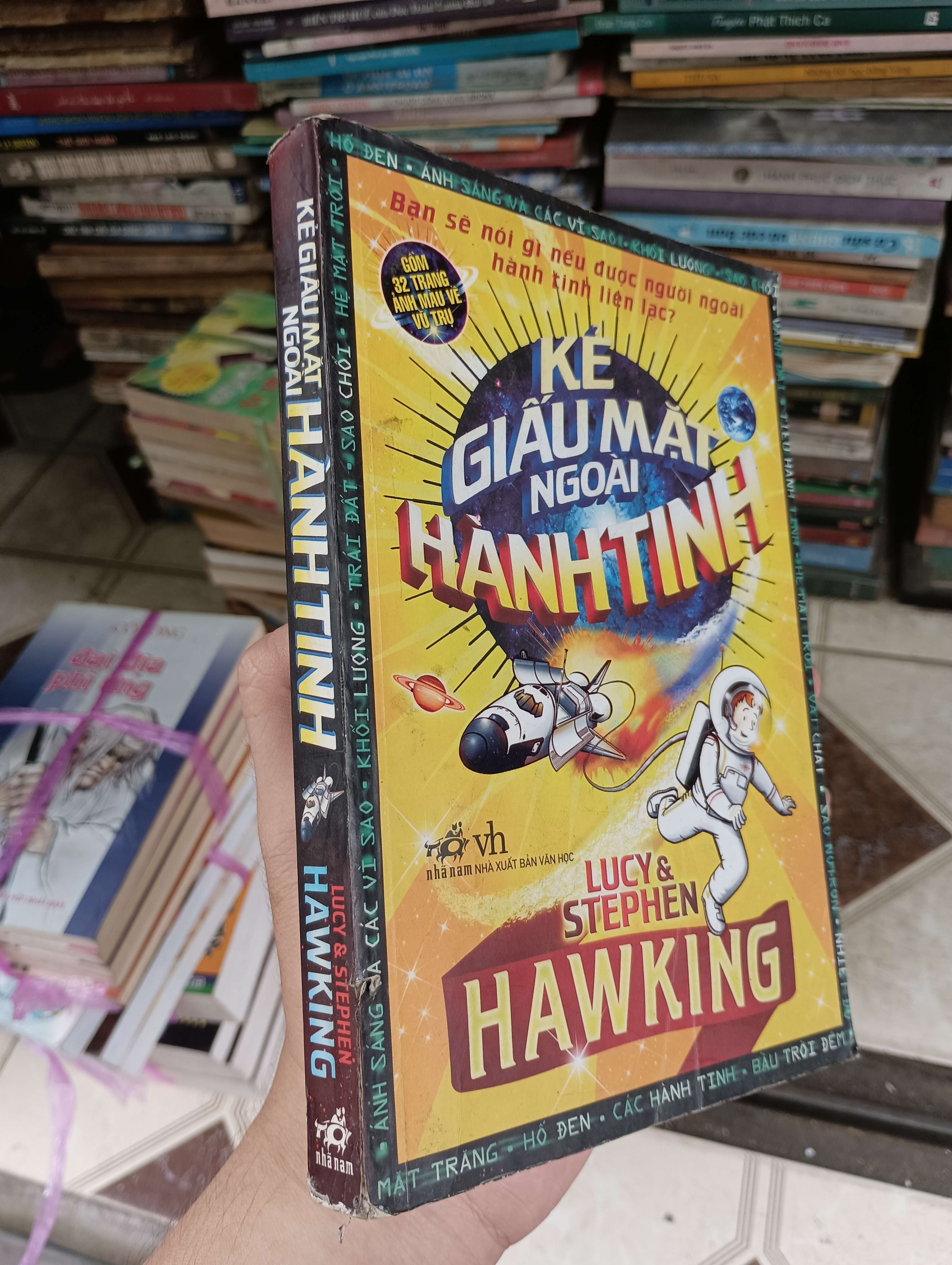 Kẻ giấu mặt ngoài hành tinh - Lucy & Stephen Hawking (Sách thiếu nhi) BGB