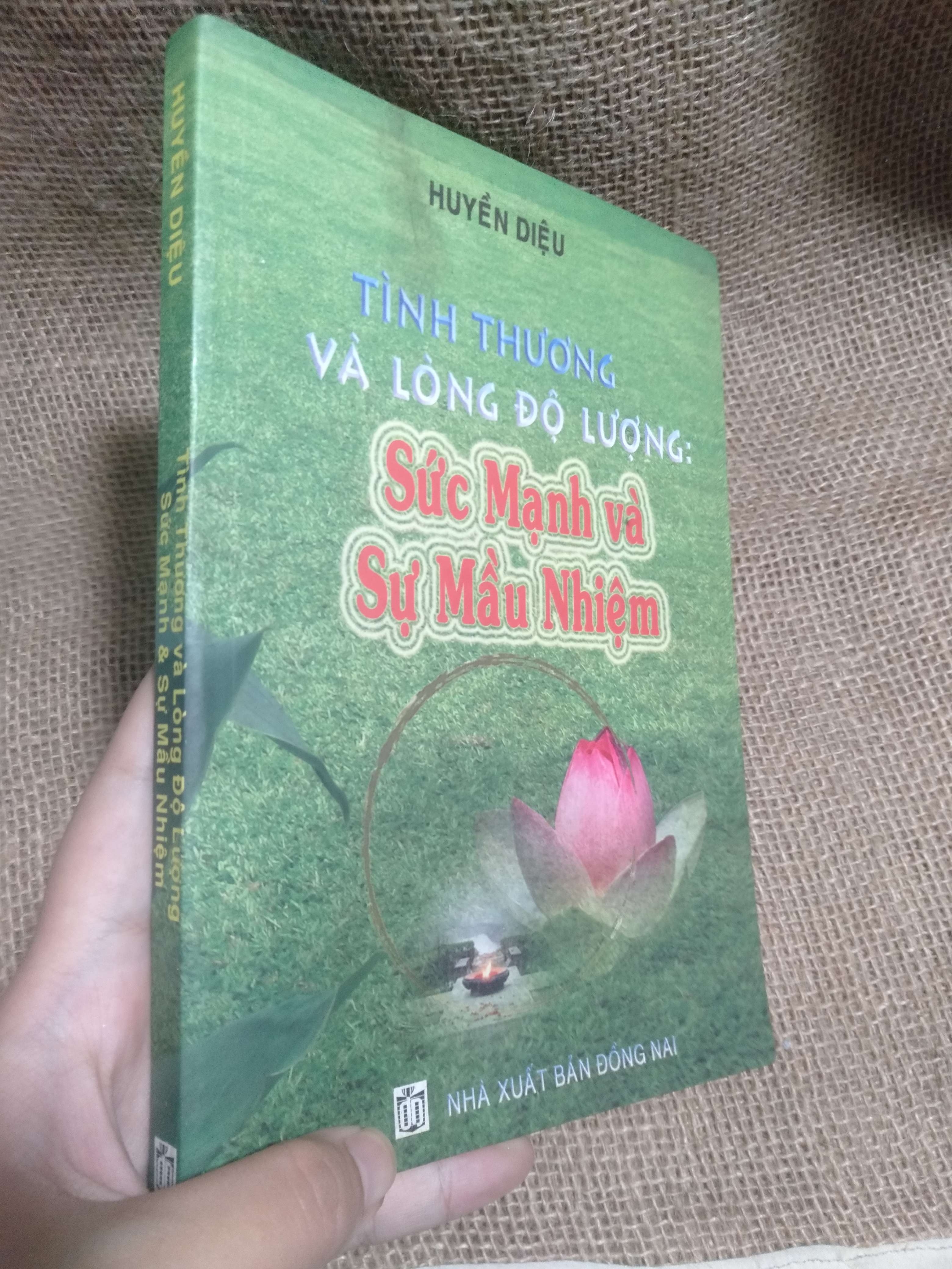 Tình thương và lòng độ lượng: Sức mạnh và sự mầu nhiệm - Huyền Diệu 2010 mới 90% (Phật giáo) HLSC