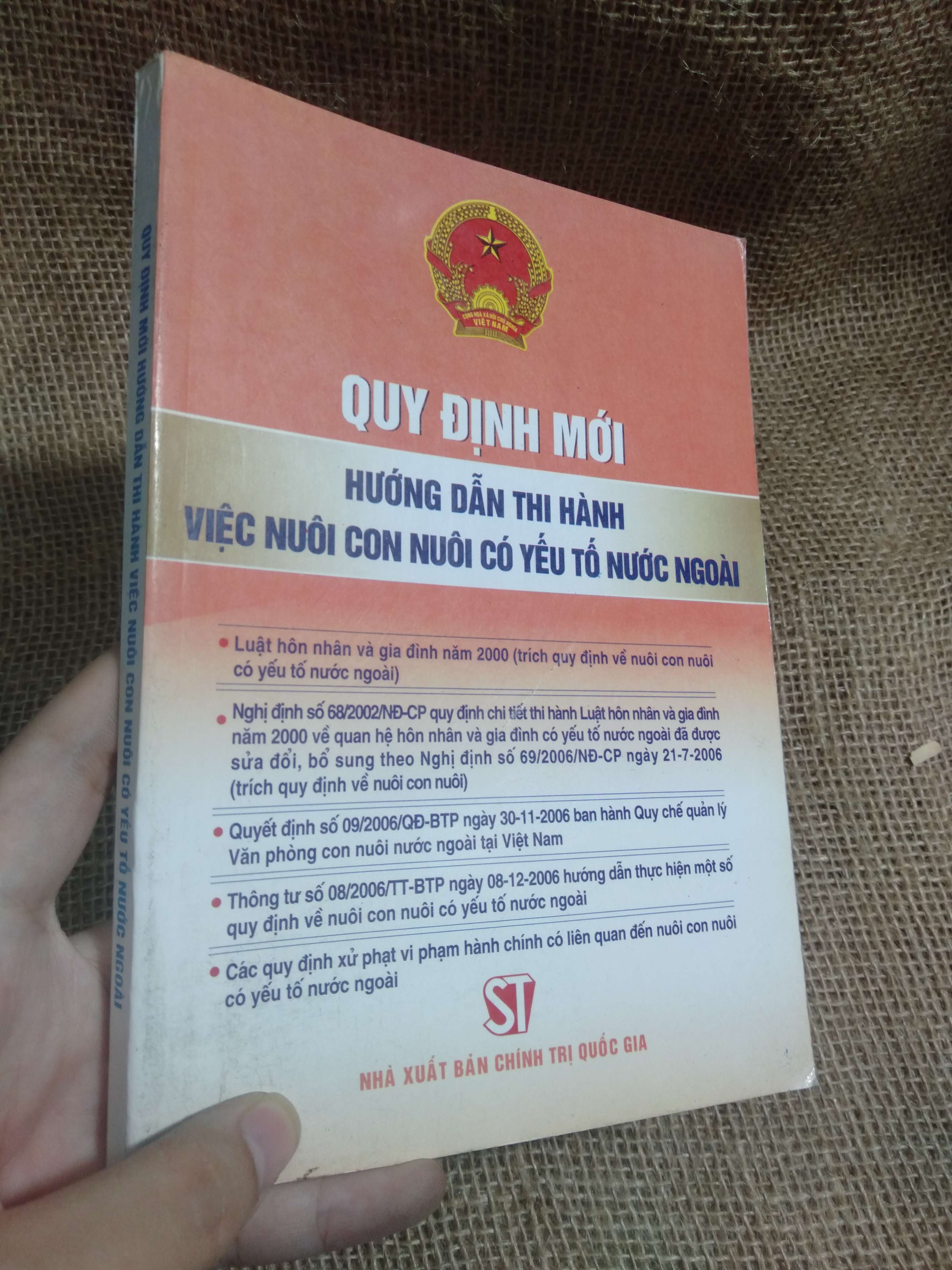 Quy định mới hướng dẫn thi hành việc nuôi con nuôi có yếu tố nước ngoài - Nhà xuất bản Chính trị Quốc gia 2007 mới 90% (Sách kỹ năng) HLSC