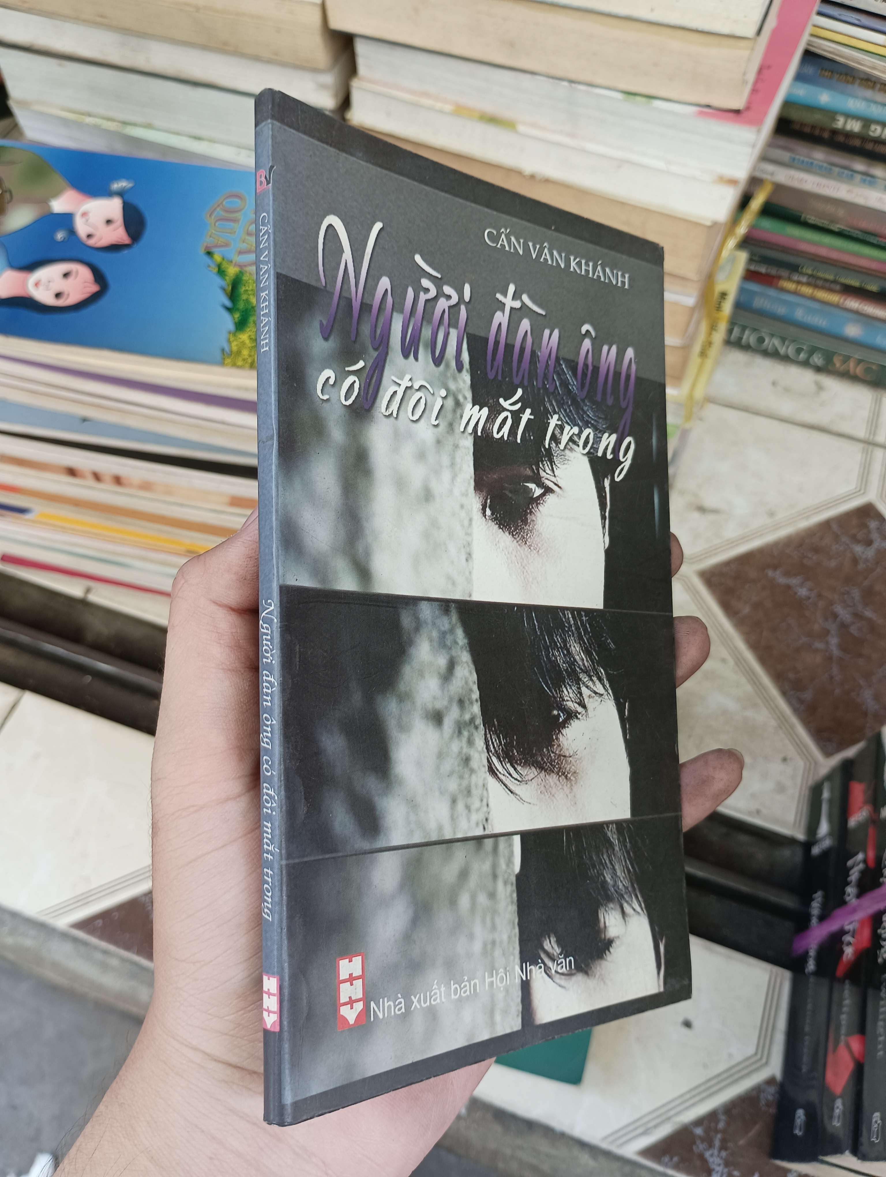 Người đàn ông có đôi mắt trong - Cấn Vân Khánh 2008 (Sách văn học) BGB