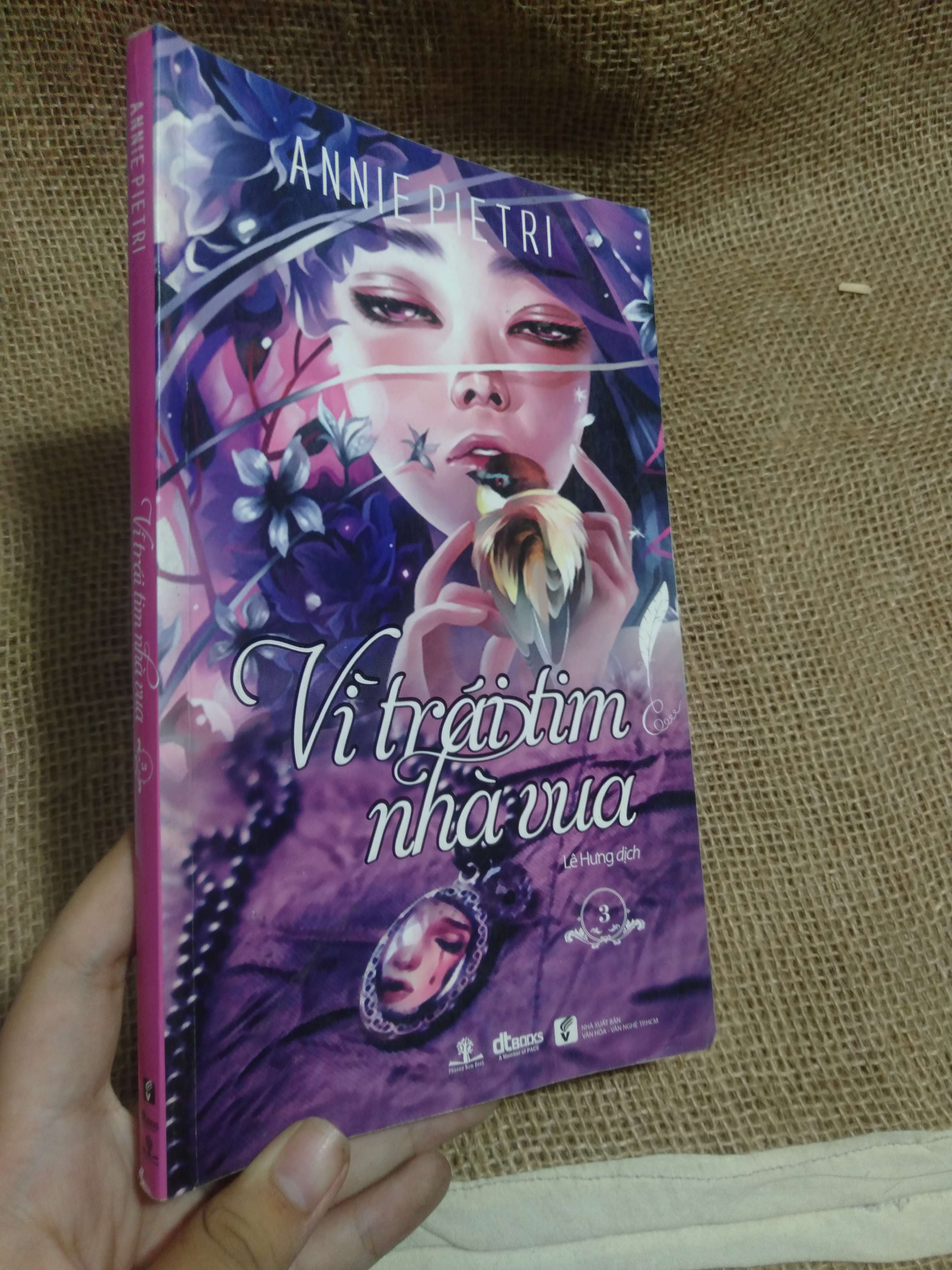 Vì trái tim nhà vua — Annie Pietri 2013 mới 90% hơi móp góc (Tiểu Thuyết) HLSC