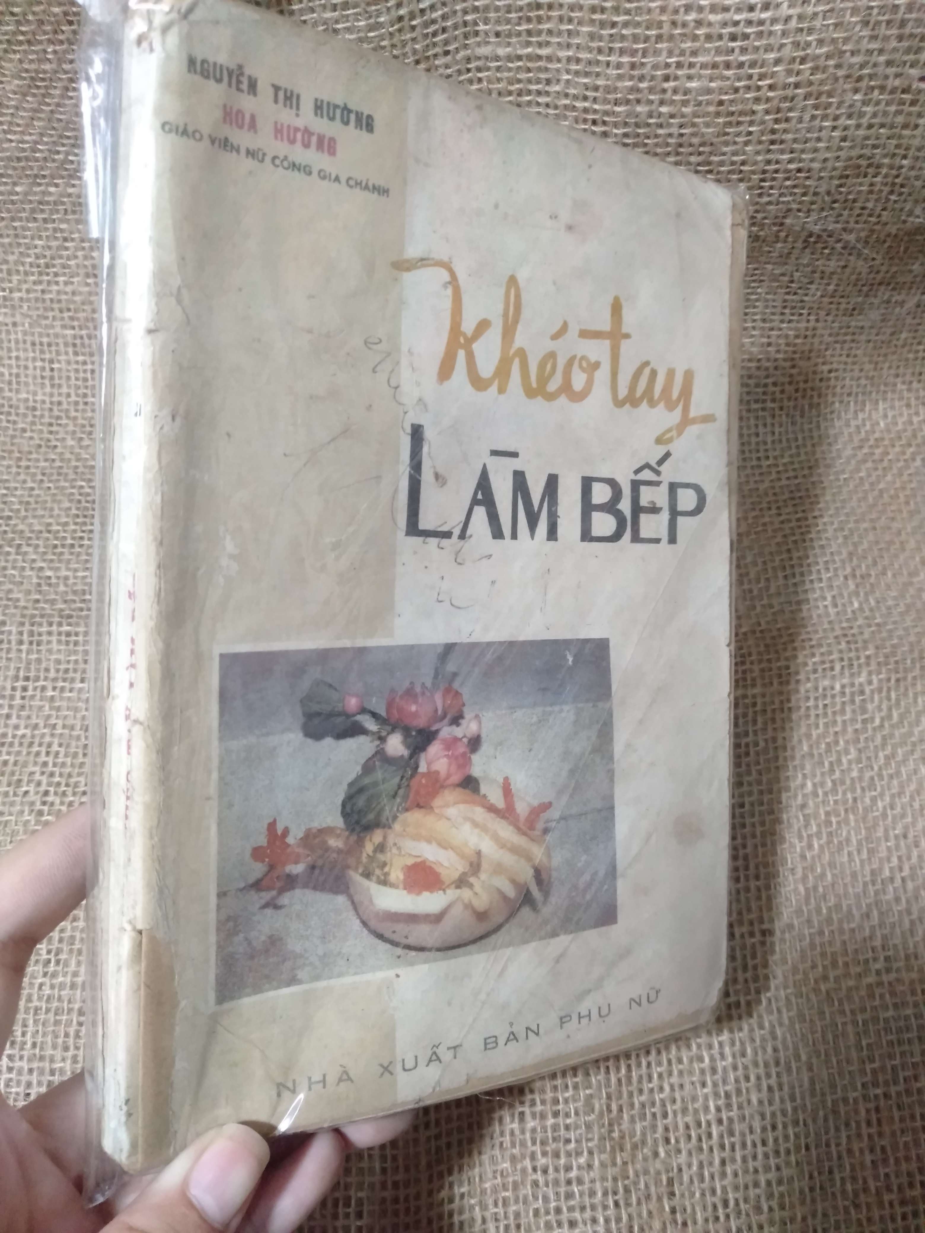 Khéo Tay Làm Bếp — Nguyễn Thị Hương mới 80% ố,rách nhẹ (Sách kỹ năng) HLSC