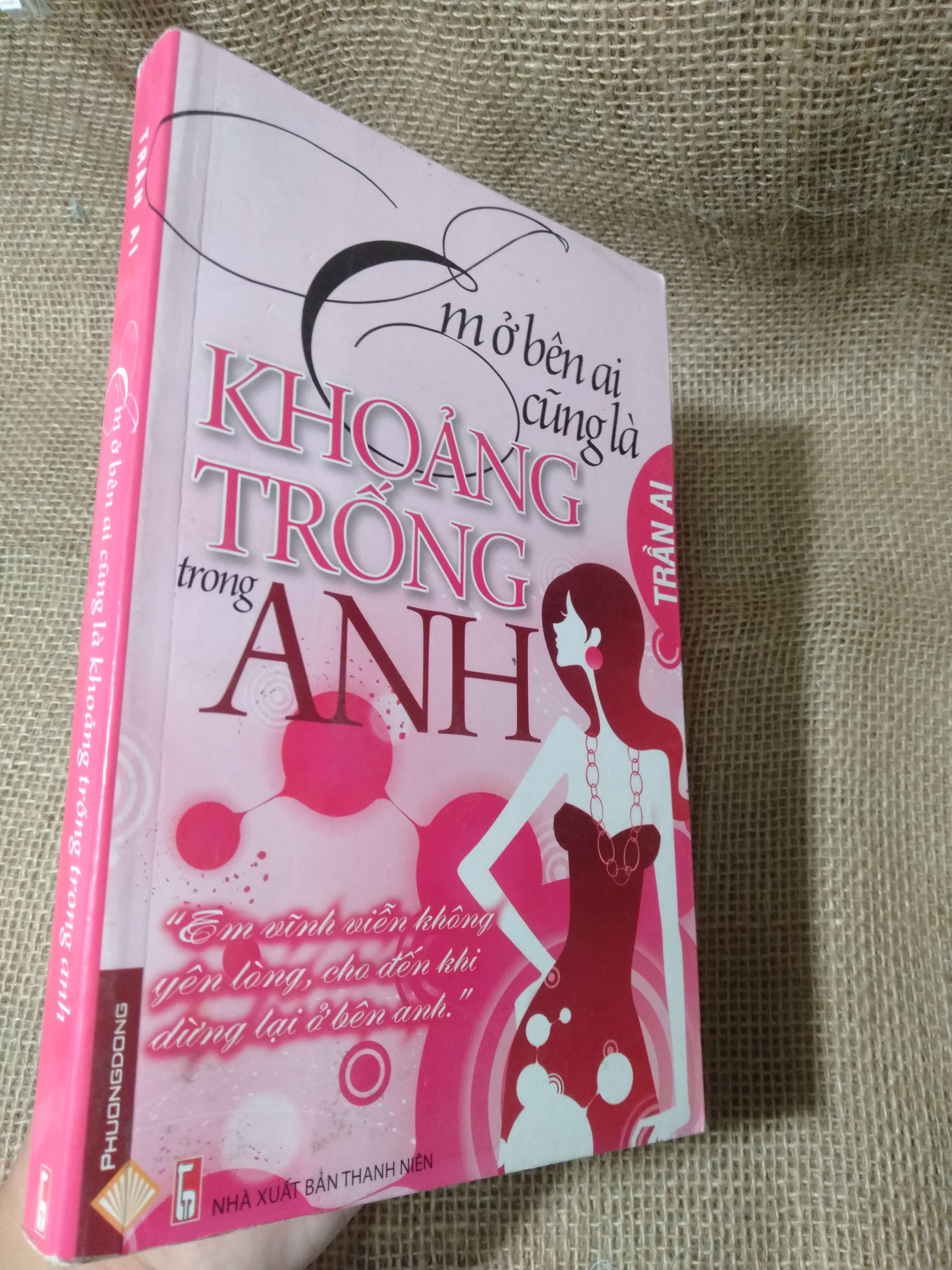 Em Ở Bên Ai Cũng Là Khoảng Trống Trong Anh — Trấn Ai 2013 mới 90% ố nhẹ (Tiểu Thuyết) HLSC