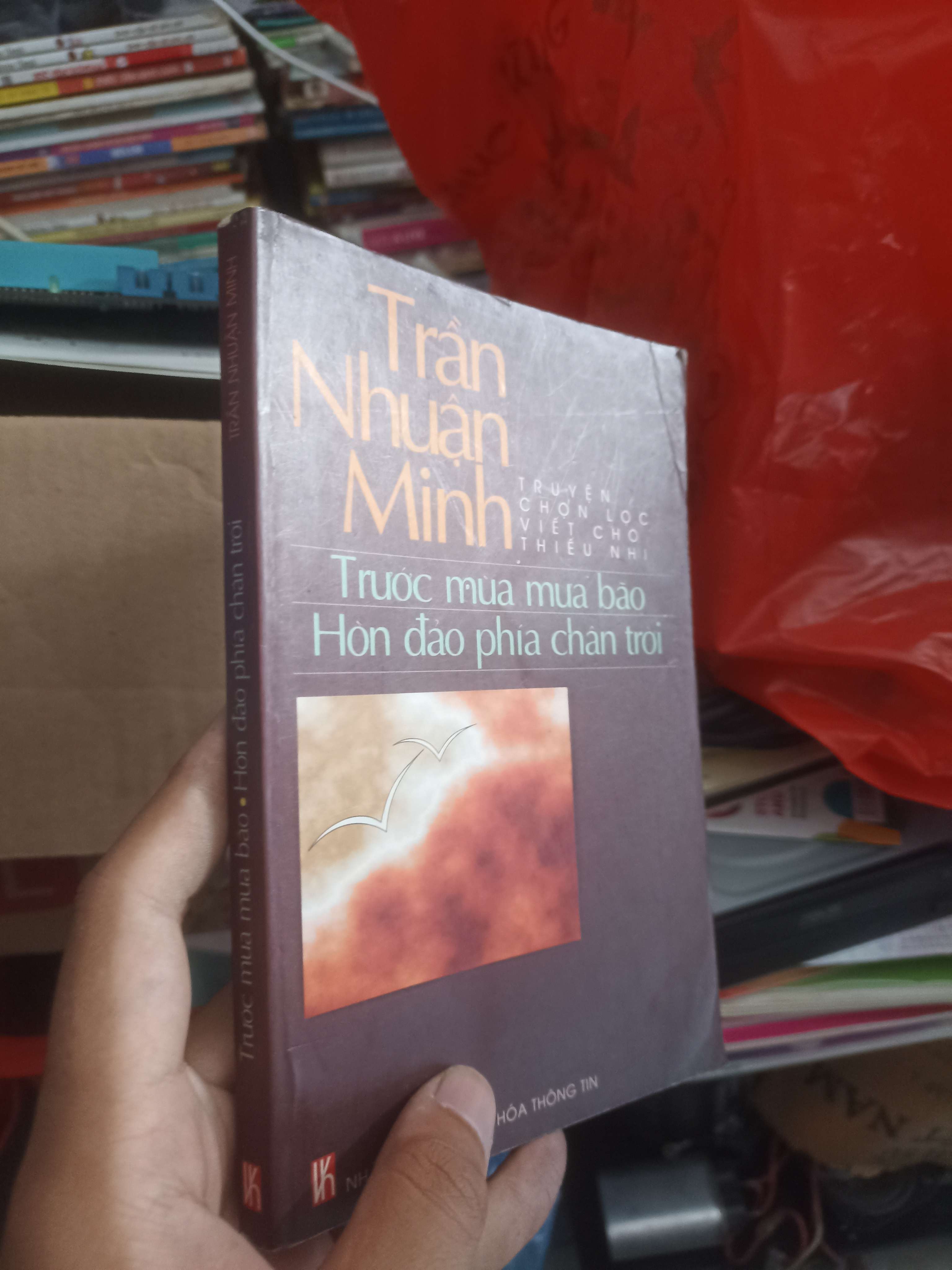 Trước Mùa Mưa Bão - Hòn Đảo Phía Chân Trời (Trần Nhuận Minh) (Sách văn học) KSX