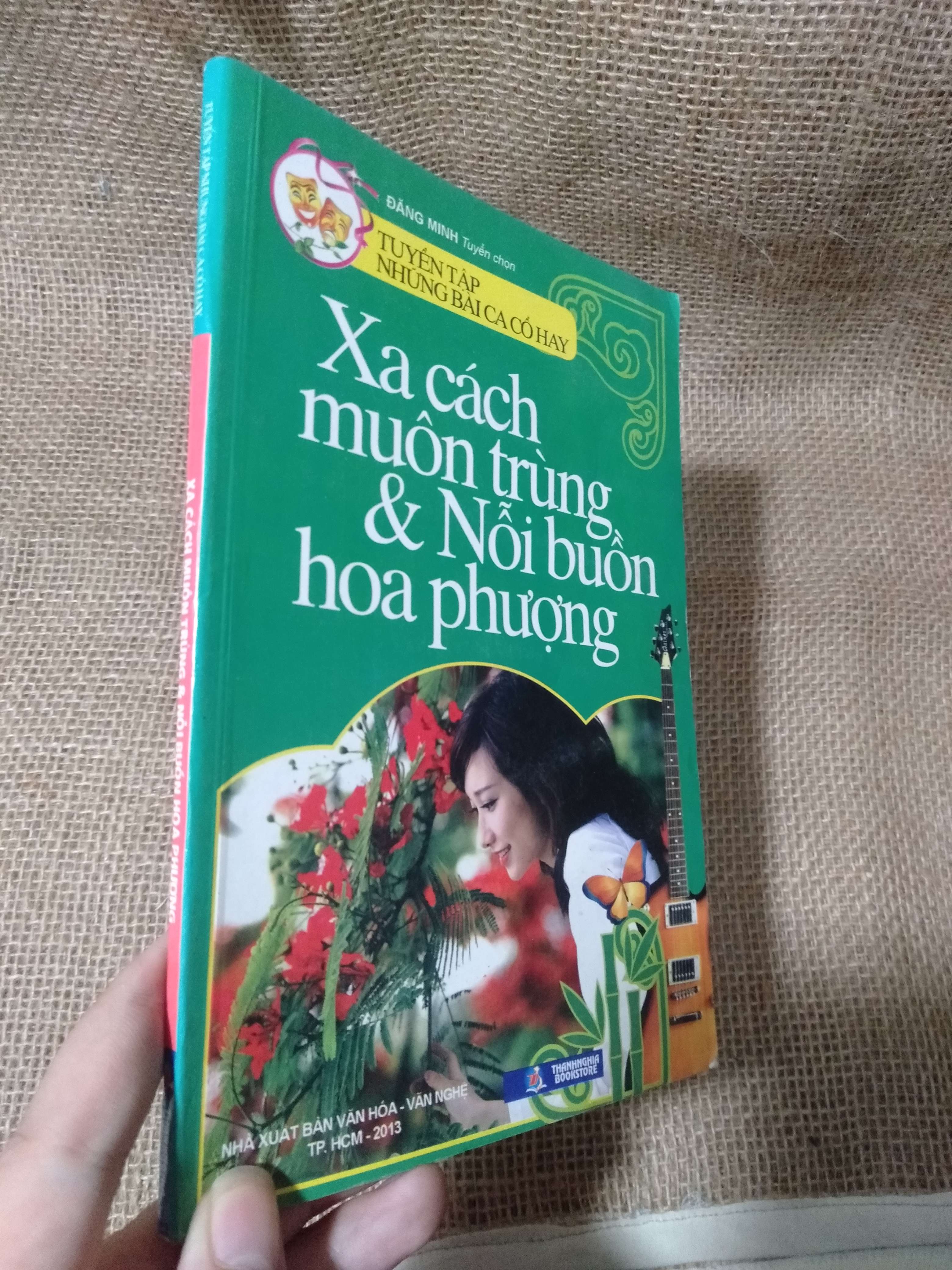 Xa cách muôn trùng & Nỗi buồn hoa phượng - Nhà xuất bản Văn hóa - Văn nghệ TP. HCM 2013 mới 80% ố,thấm nước nhẹ (Sách kiến thức tổng hợp) HLSC