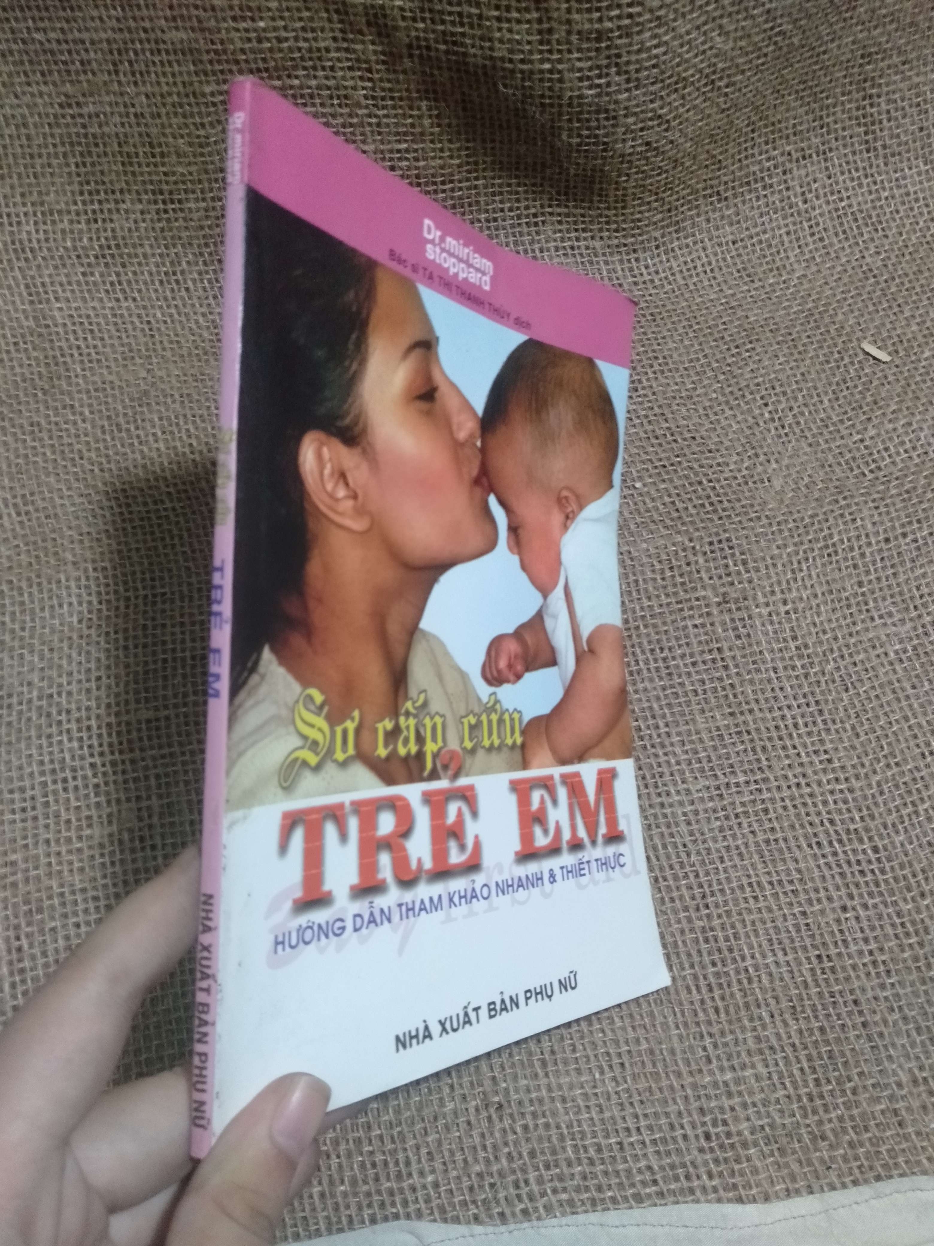 Sơ cấp cứu trẻ em (Hướng dẫn tham khảo nhanh & thiết thực) — Dr. Miriam Stoppard 2004 mới 90% (Sách mẹ và bé) HLSC