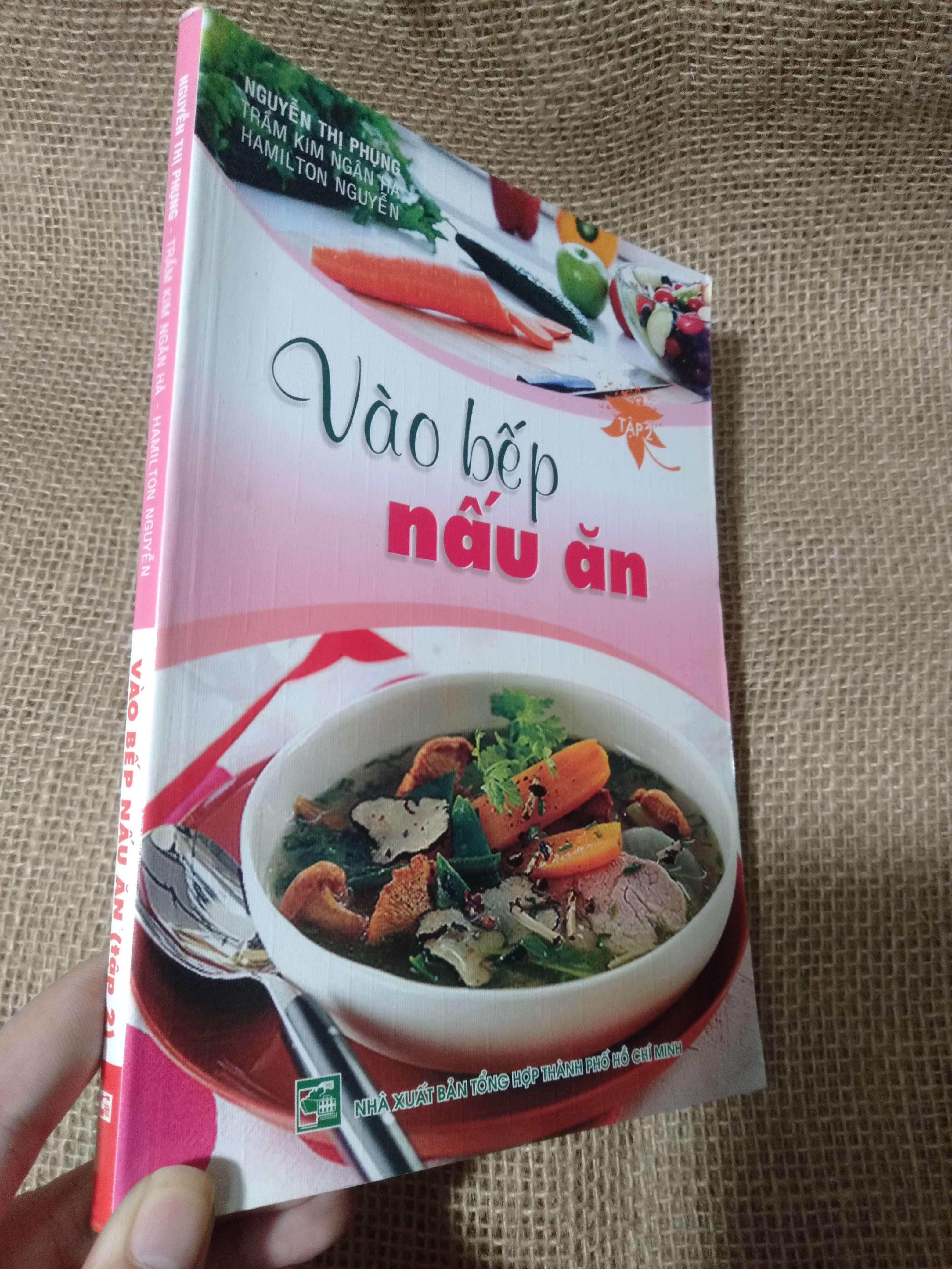 Vào bếp nấu ăn — Nguyễn Thị Phụng, Trầm Kim Ngân Hà, Hamilton Nguyễn 2013 mới 90% (Sách kỹ năng) HLSC