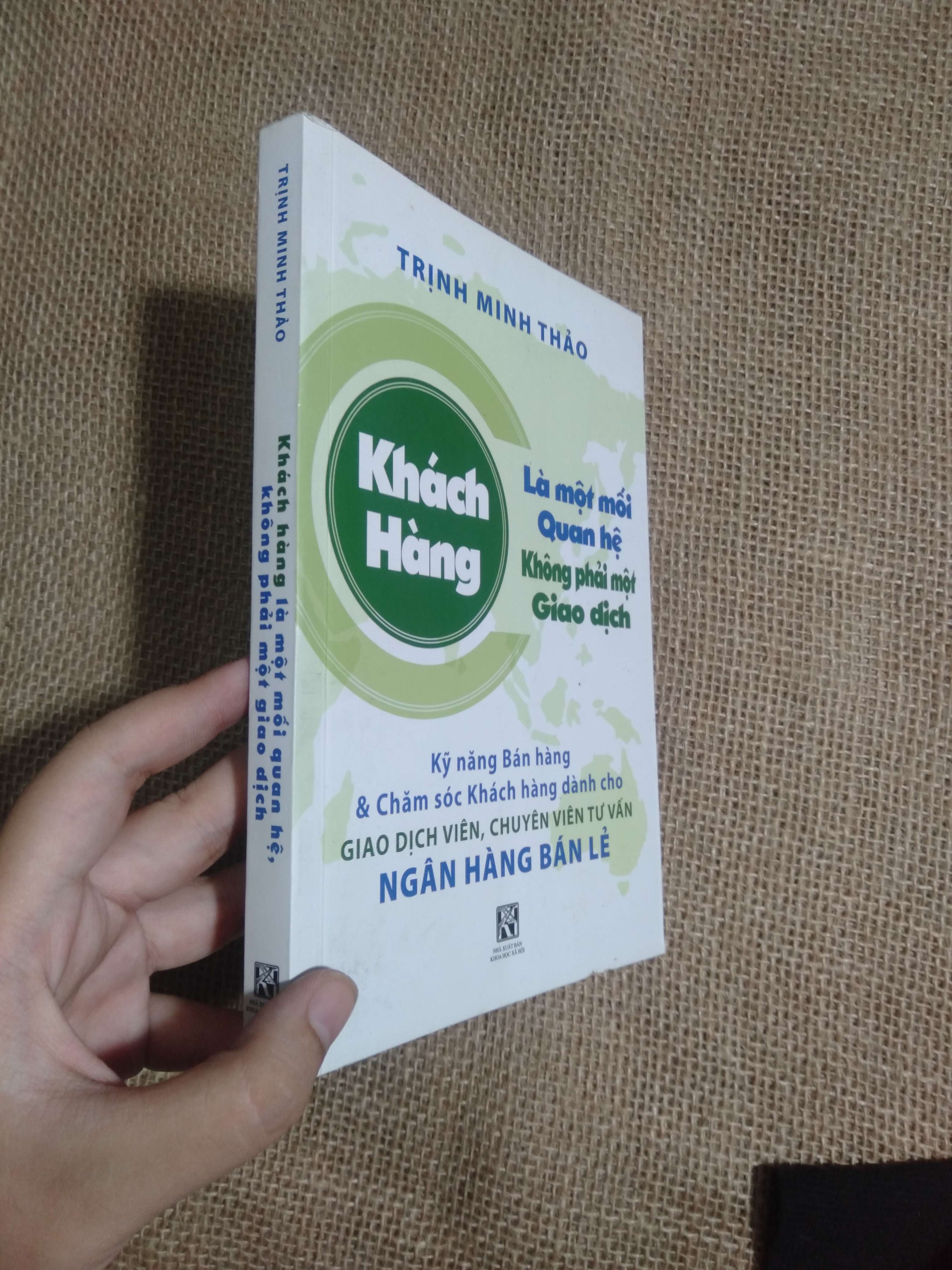 Khách hàng là một mối quan hệ, không phải một giao dịch - Trịnh Minh Thảo 2016 mới 90% bị ghi vô sách (Kinh doanh - Marketing) HCM