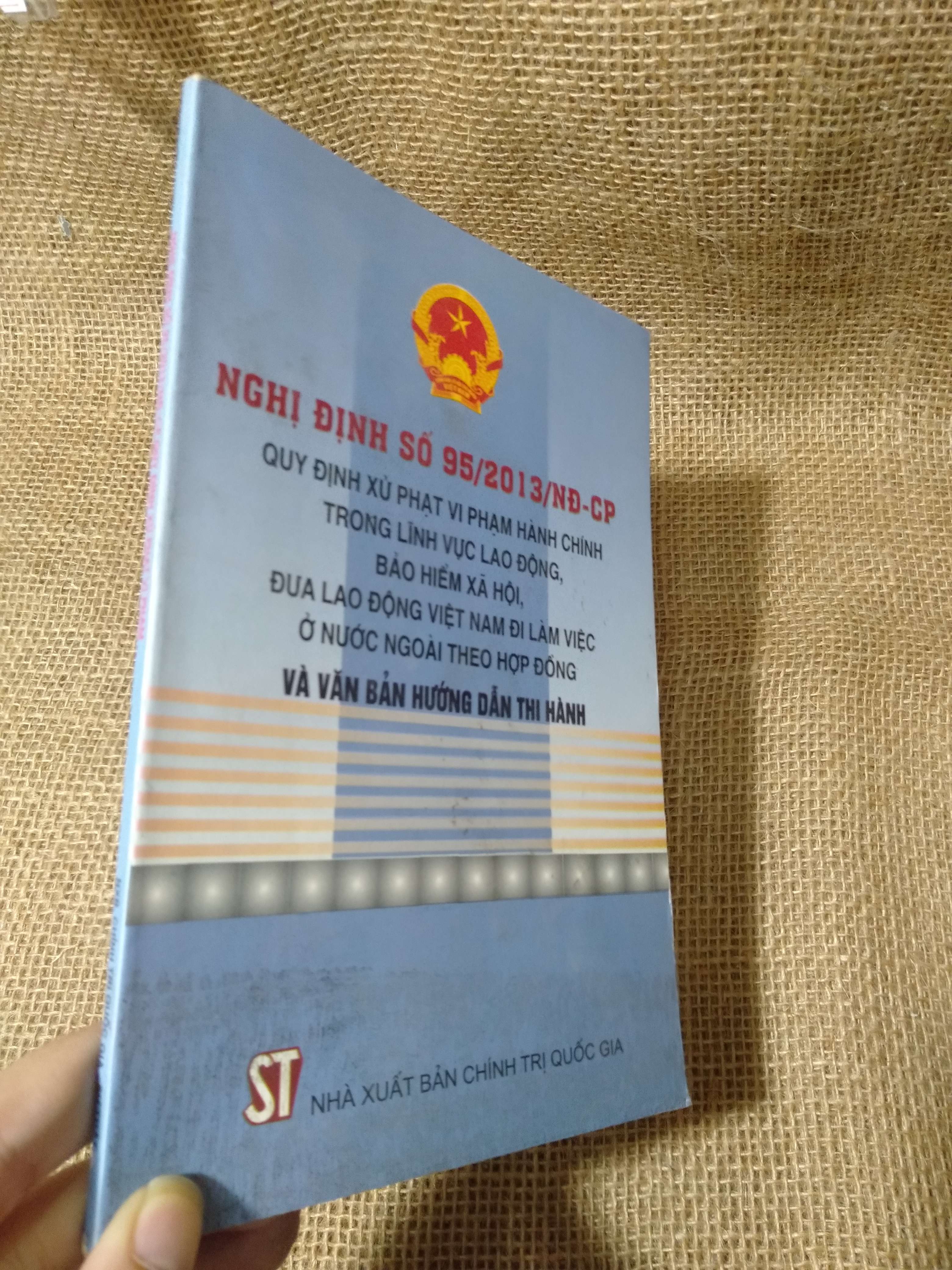 Nghị Định Số 95/2013/NĐ-CP Quy Định Xử Phát Vi Phạm Hành Chính Trong Lĩnh Vực Lao Động, Bảo Hiểm Xã Hội, Đưa Lao Động Việt Nam Đi Làm Việc Ở Nước Ngoài Theo Hợp Đồng Và Văn Bản Hướng Dẫn Thi Hành — Nhà xuất bản Chính trị Quốc gia 2014 mới 90% (Kiến thức -