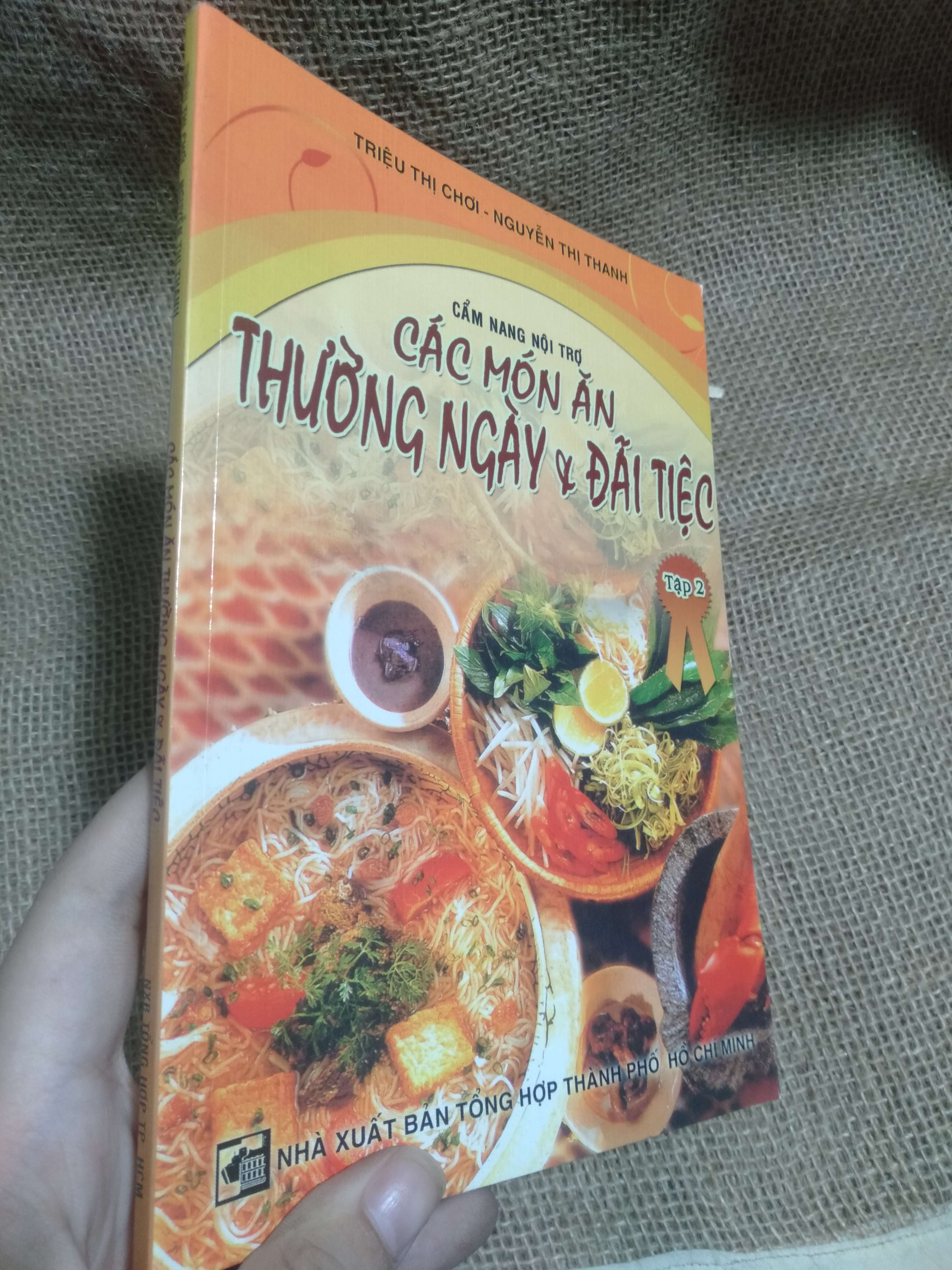 Cẩm năng nội trợ: Các món ăn thường ngày & đãi tiệc - Triệu Thị Chơi, Nguyễn Thị Thanh 2008 mới 100% (Sách kỹ năng) HLSC