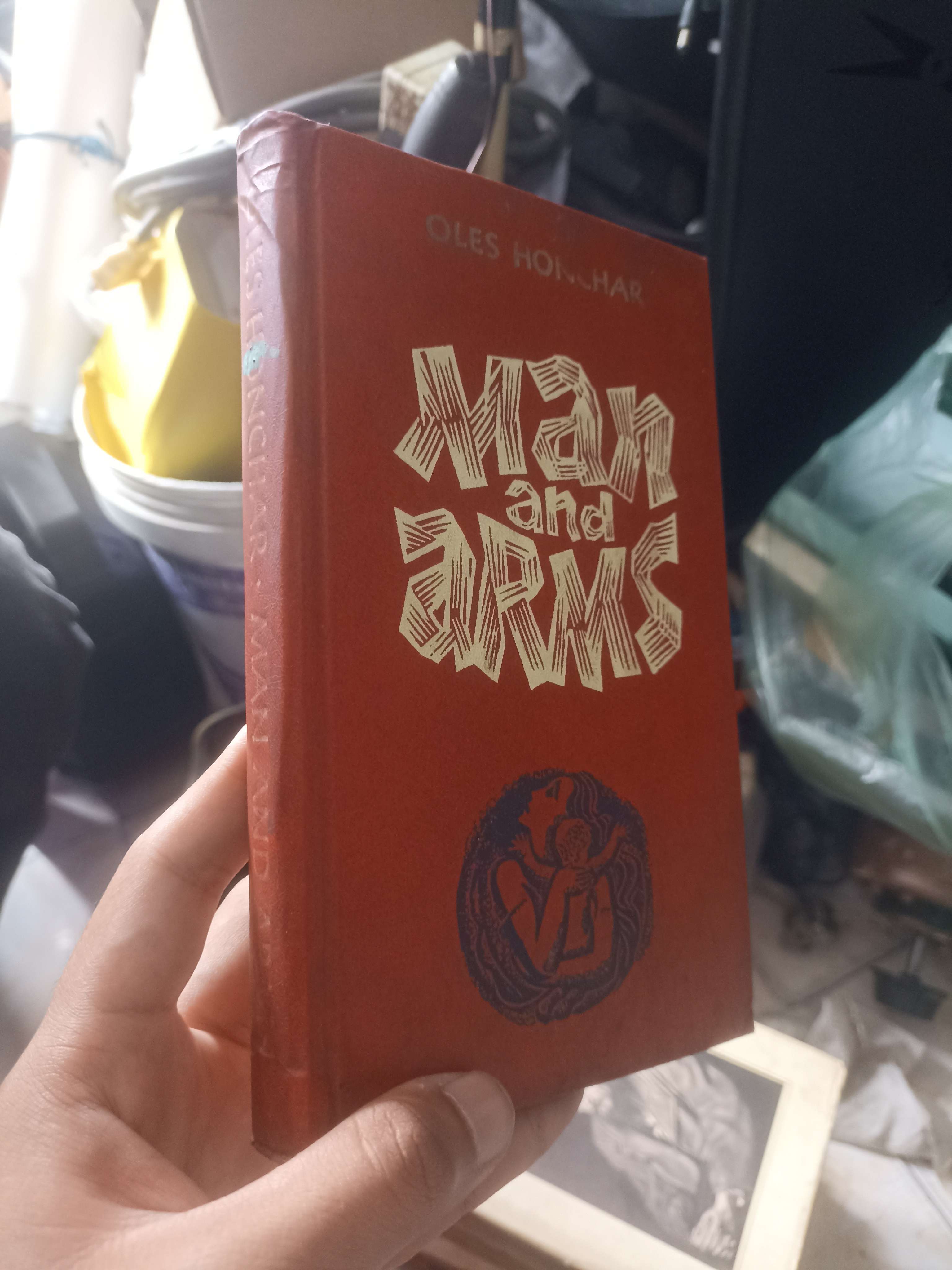 Man and Arms (Con người và vũ khí / Man and Arms - Oles Honchar) - Oles Honchar (Văn học nước ngoài) KSX