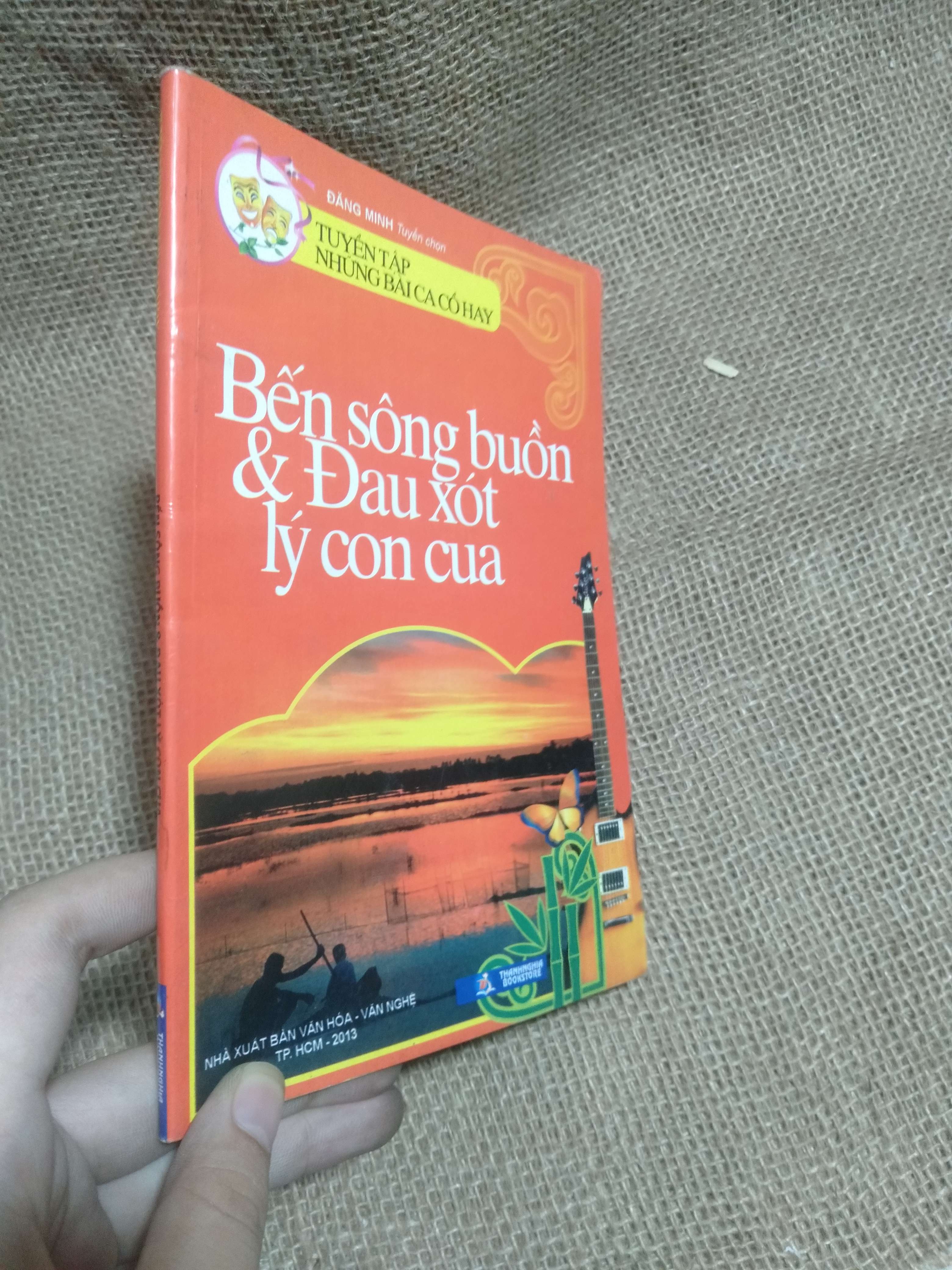 Bến sông buồn & Đau xót lý con cua (Tuyển tập những bài ca cổ hay) — Nhà xuất bản Văn hóa - Văn nghệ TP. HCM 2013 mới 80% hơi móp góc (Sách kiến thức tổng hợp) HLSC