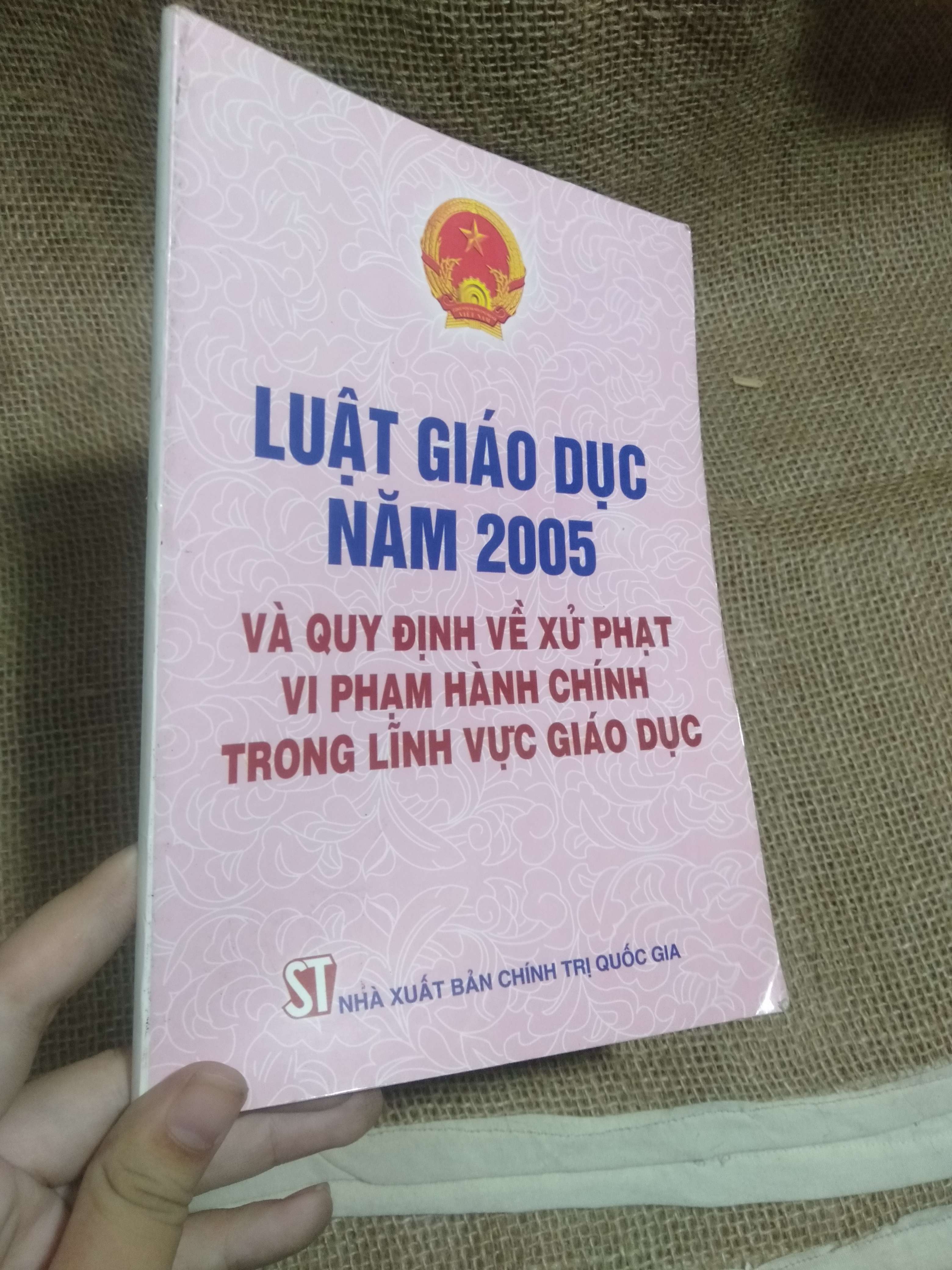 Luật giáo dục năm 2005 và quy định về xử phạt vi phạm hành chính trong lĩnh vực giáo dục - Nhà xuất bản Chính trị Quốc gia 2005 mới 90% hơi móp góc (Kiến thức - kỹ năng cho con) HLSC