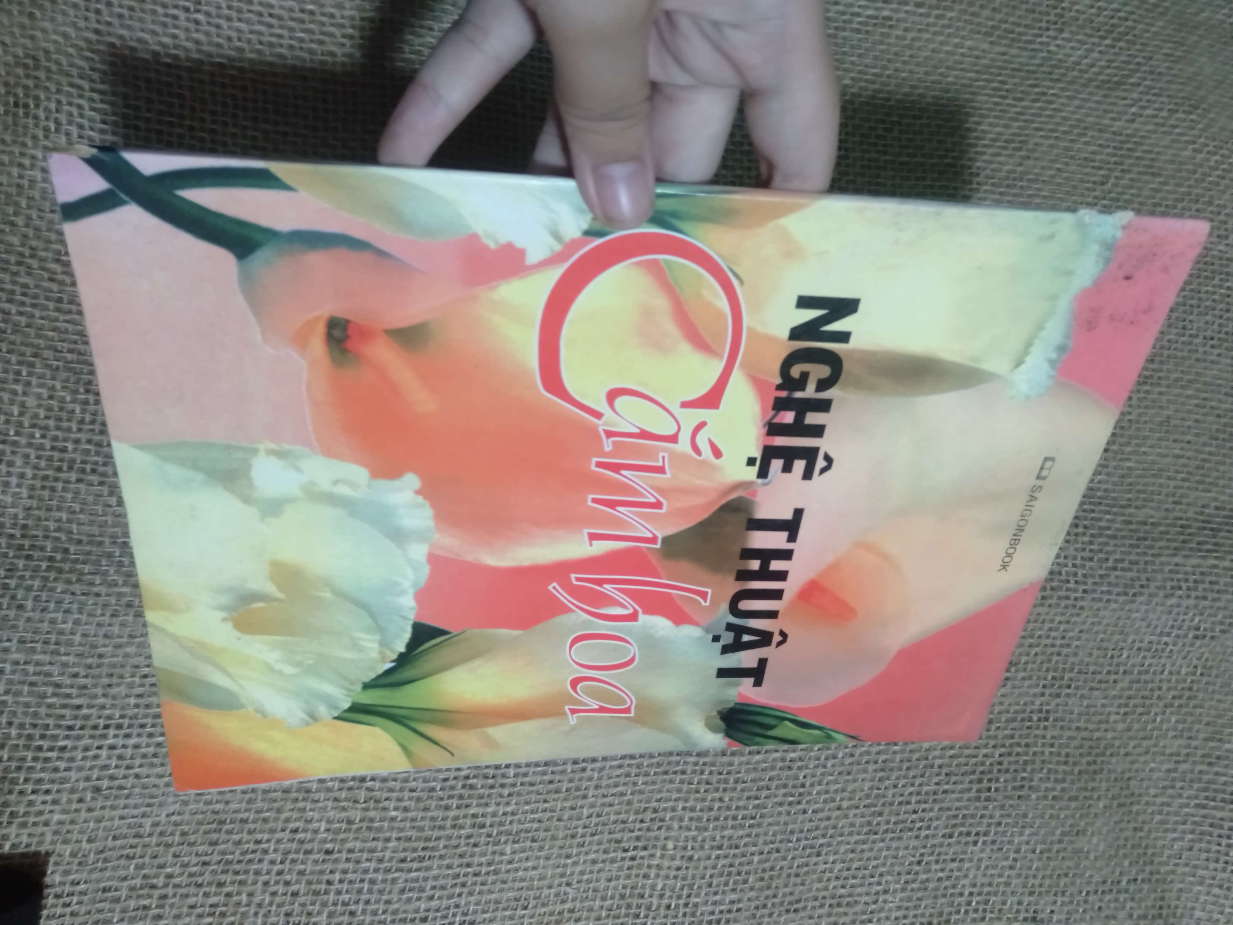 Nghệ thuật cắm hoa - Nhà xuất bản Saigon books 2001 mới 90% chữ ký trong sách (Sách chuyên khảo, khảo cứu) HCM