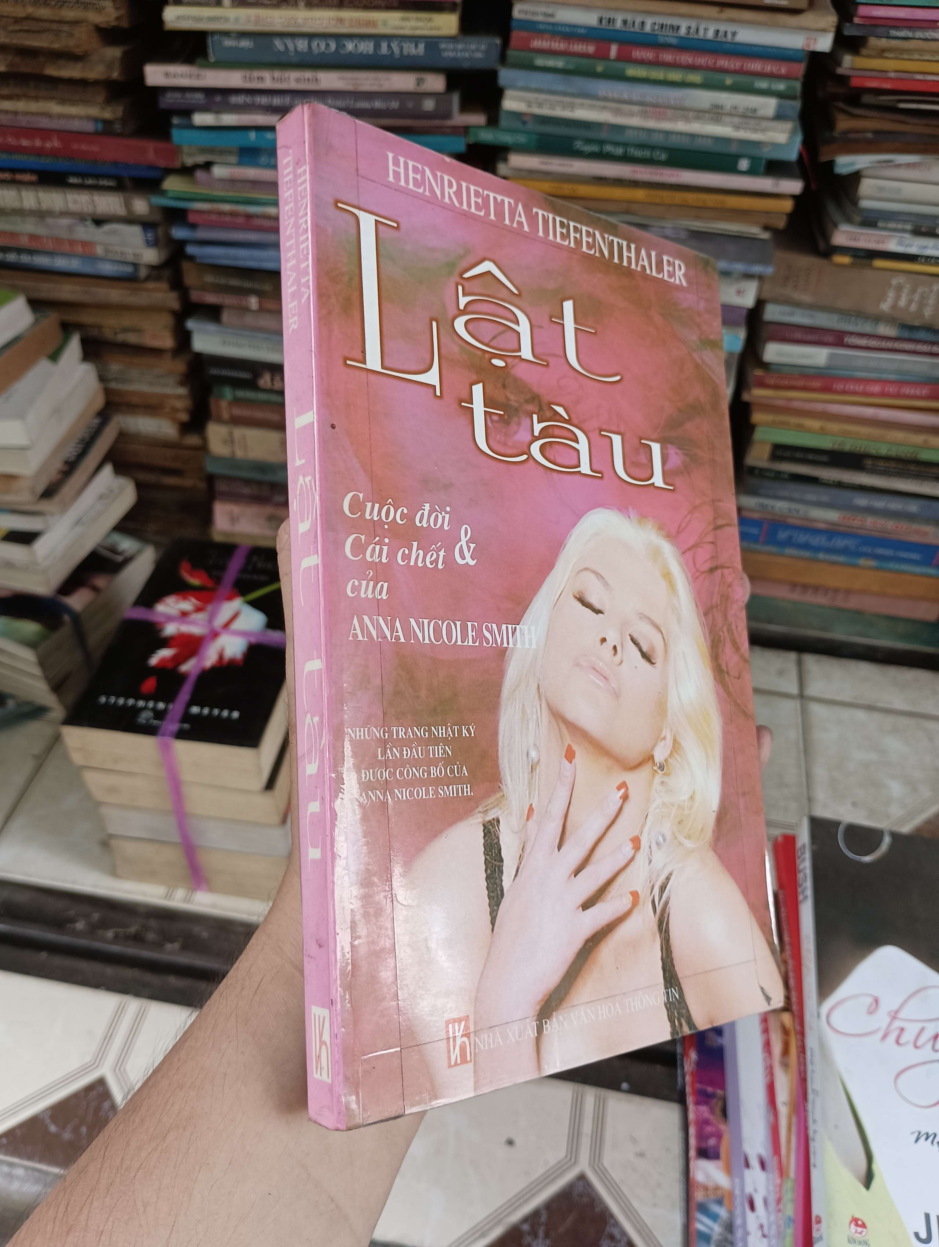 Lật tàu - Cuộc đời & cái chết của Anna Nicole Smith (Henrietta Tiefenthaler) 2008 (Sách văn học) BGB