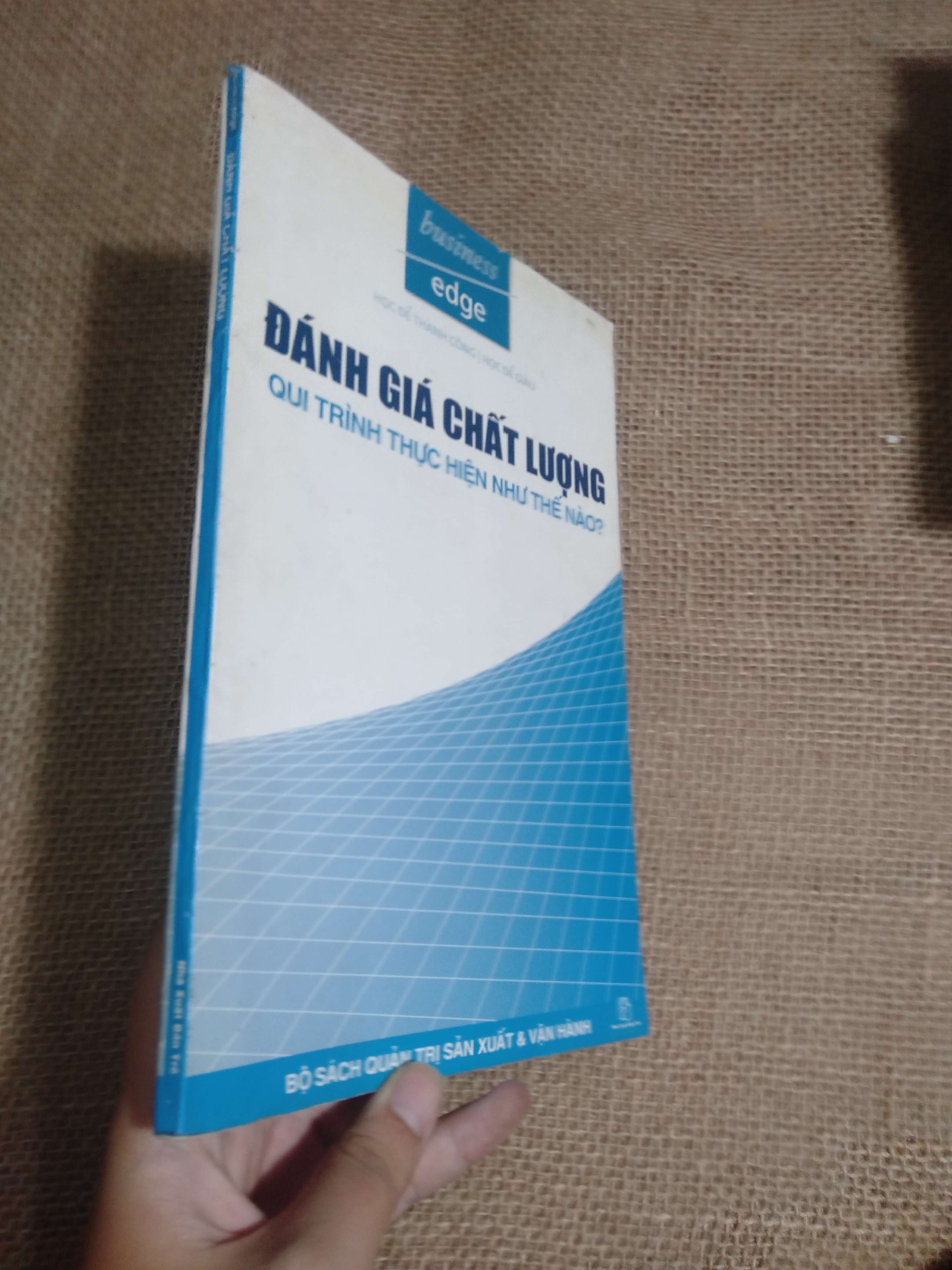 Đánh Giá Chất Lượng - Quy trình thực hiện như thế nào? (Bộ sách Quản trị sản xuất & vận hành - Business Edge) - Nhà xuất bản Trẻ 2003 mới 80% hơi bụi (Quản trị - lãnh đạo) HCM