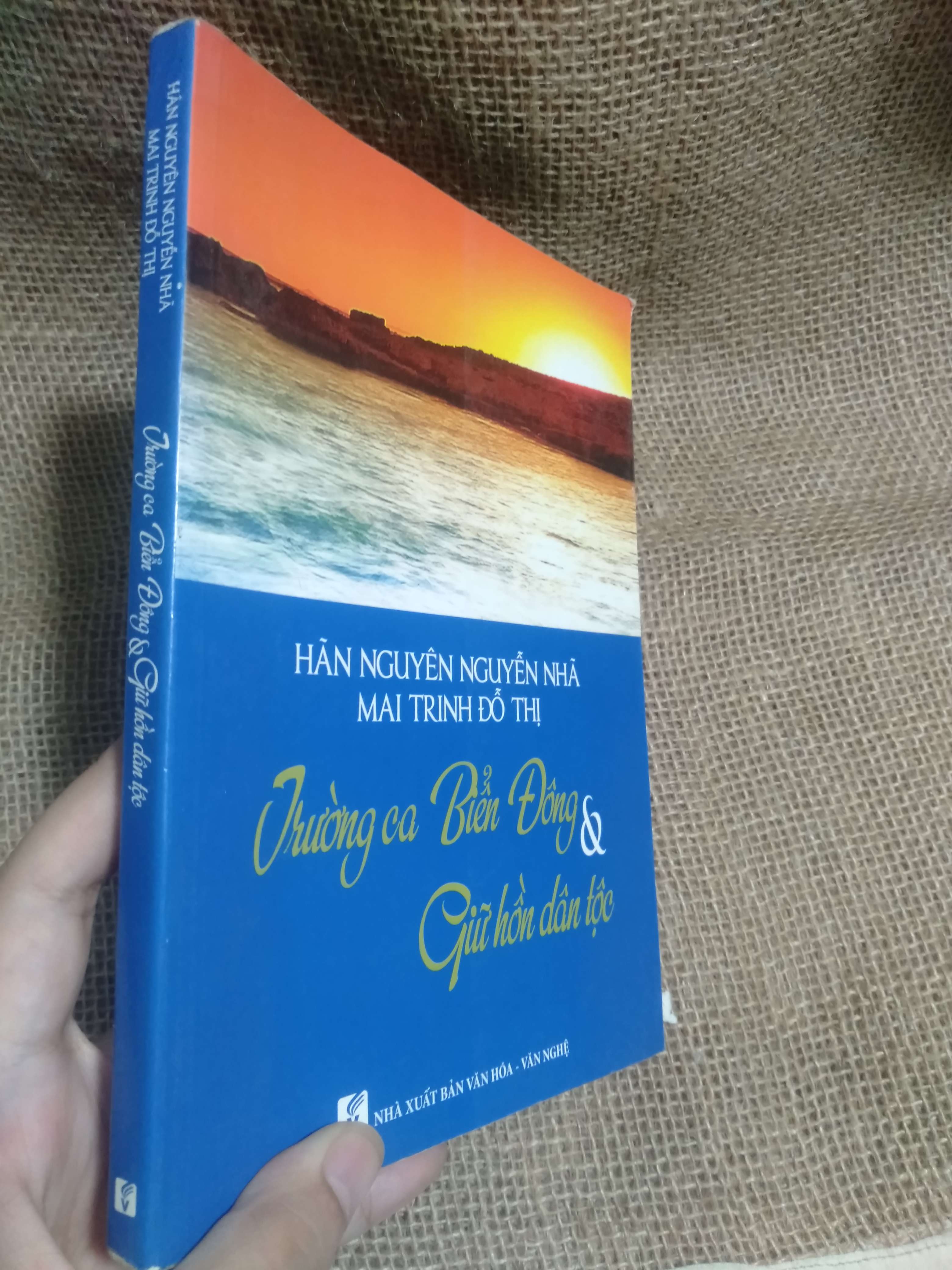 Trường ca Biển Đông & Giữ hồn dân tộc - Hãn Nguyên Nguyễn Nhã, Mai Trinh Đỗ Thị 2015 mới 80% hơi móp góc (thơ - ca dao - tục ngữ) HLSC