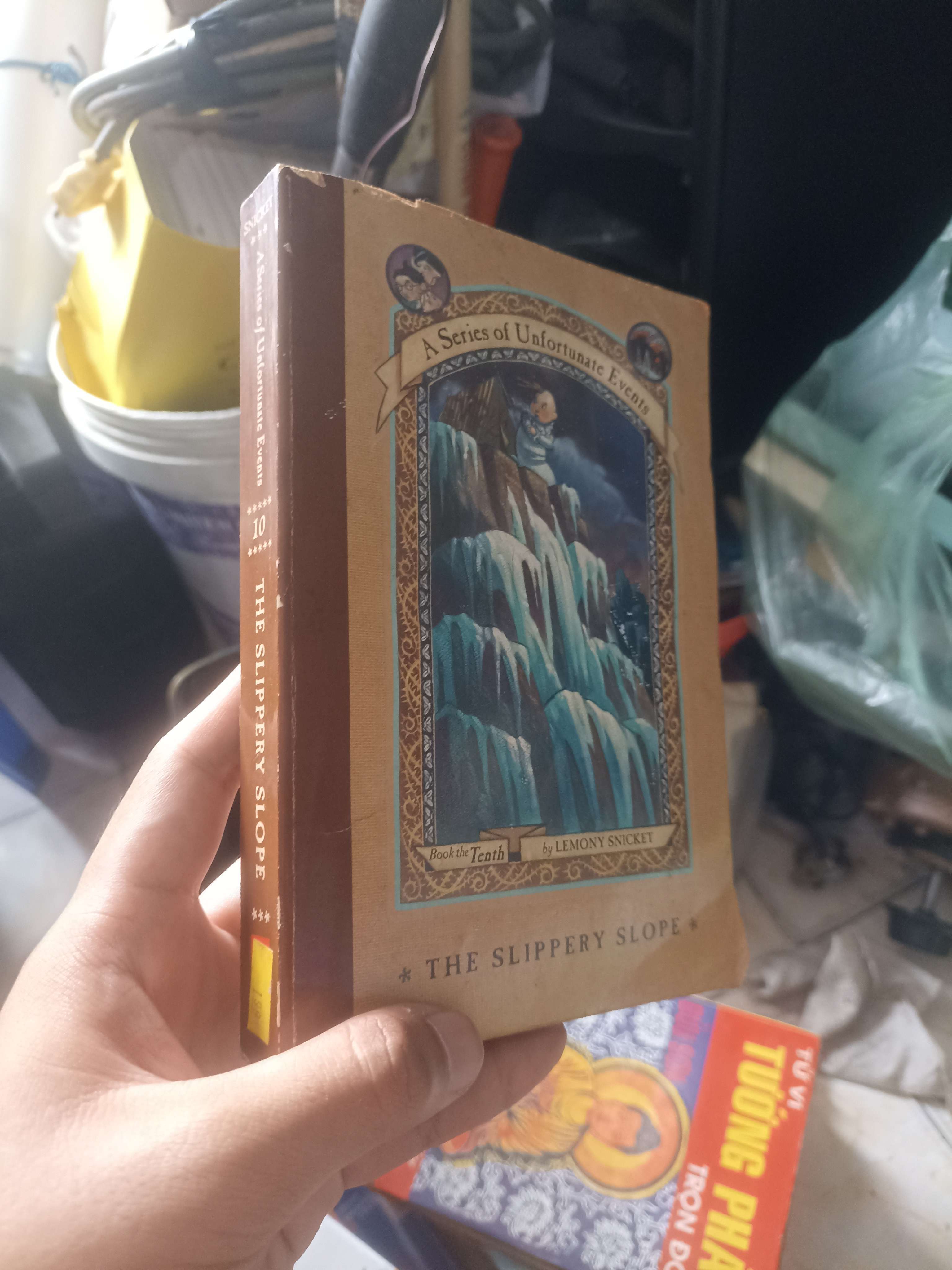 A Series of Unfortunate Events - Book the Tenth: The Slippery Slope (Lemony Snicket) (Văn học nước ngoài) KSX