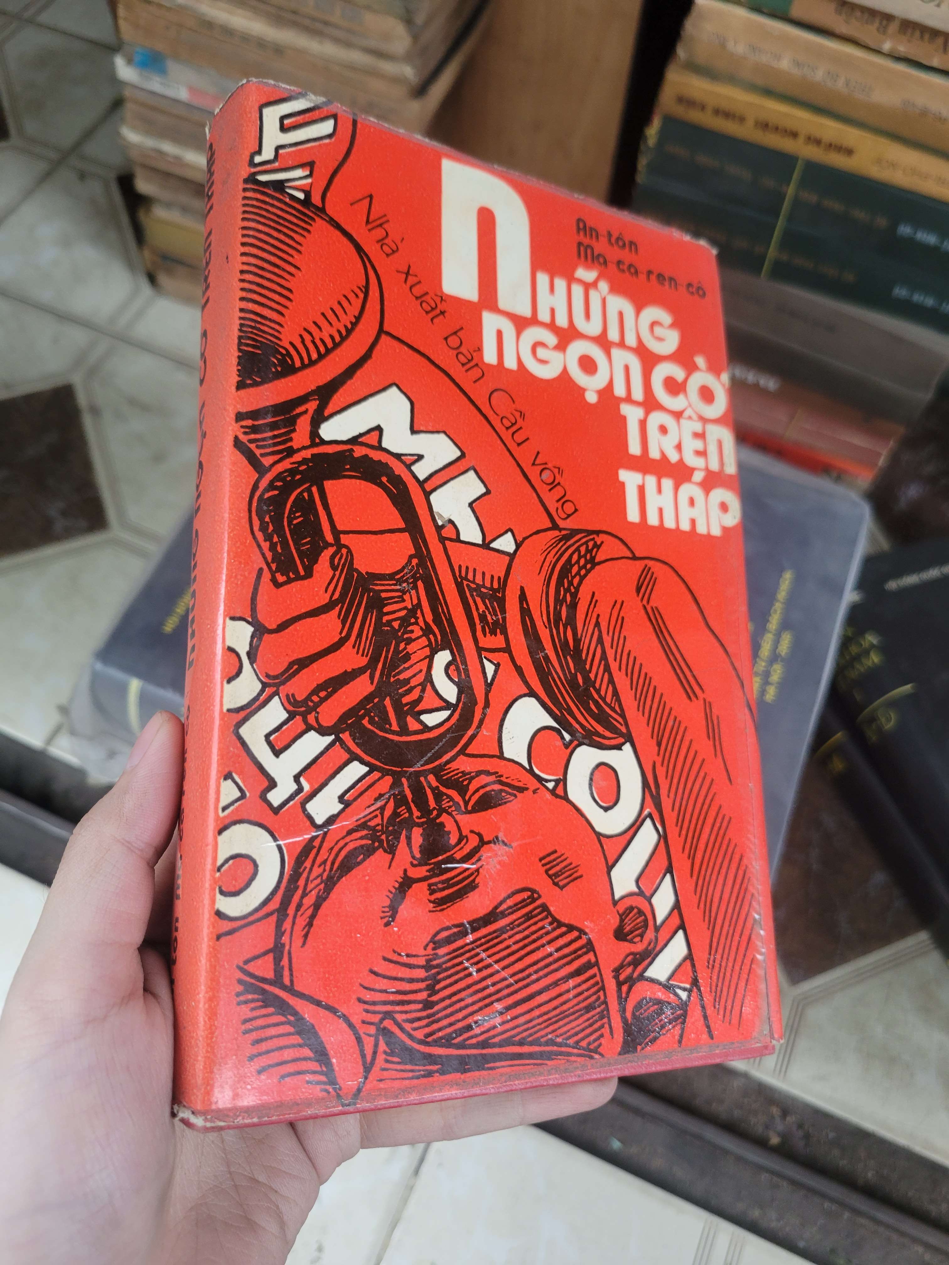 Những ngọn cờ trên tháp - An-ton Ma-ca-ren-co bìa cứng 1982 mới 80% ố, bẩn bìa (Sách văn học) BGB