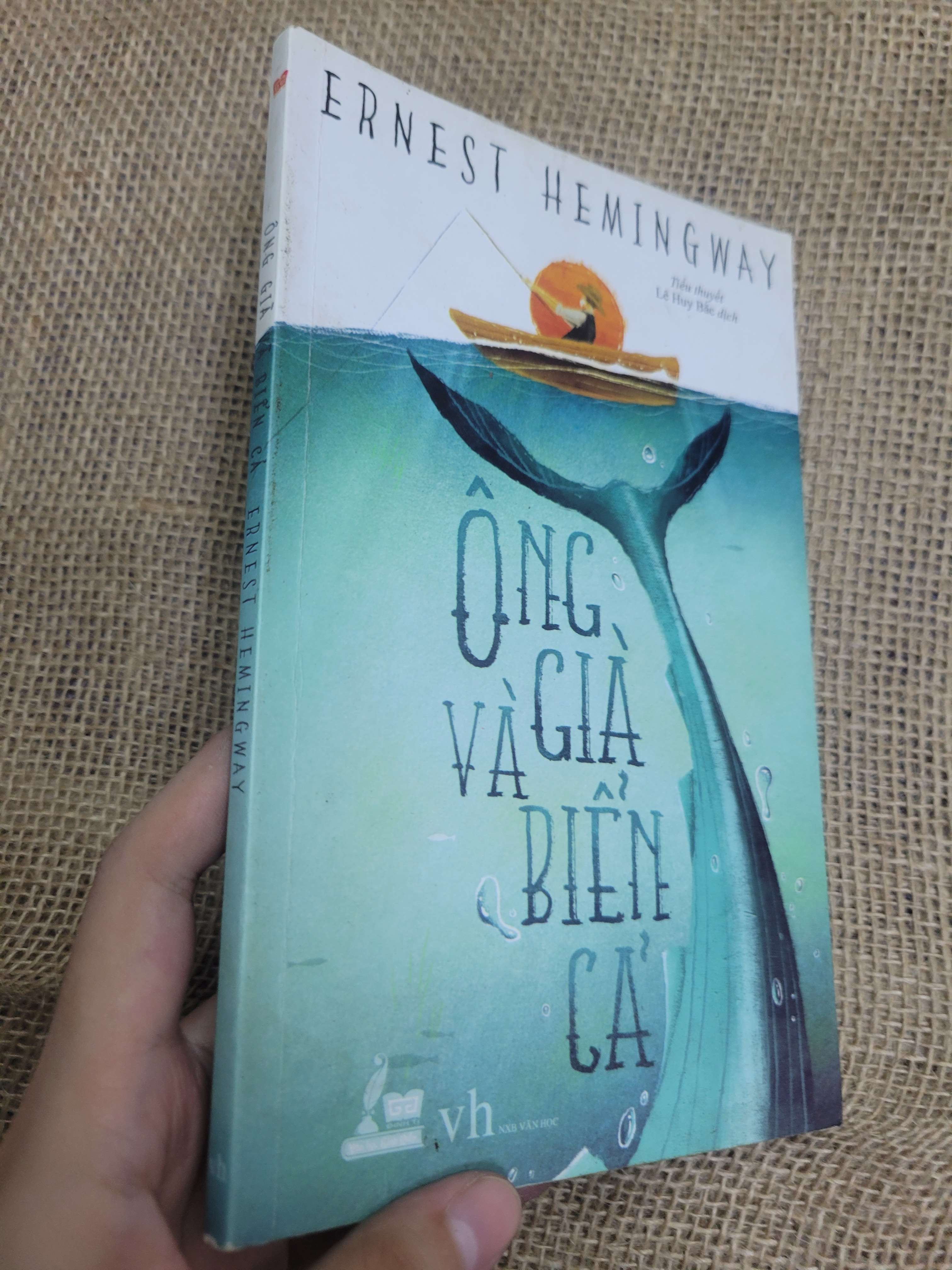 Ông già và biển cả - Ernest Hemingway 2016 mới 70% bẩn bìa, ố, có chữ viết (Sách văn học) HLSC