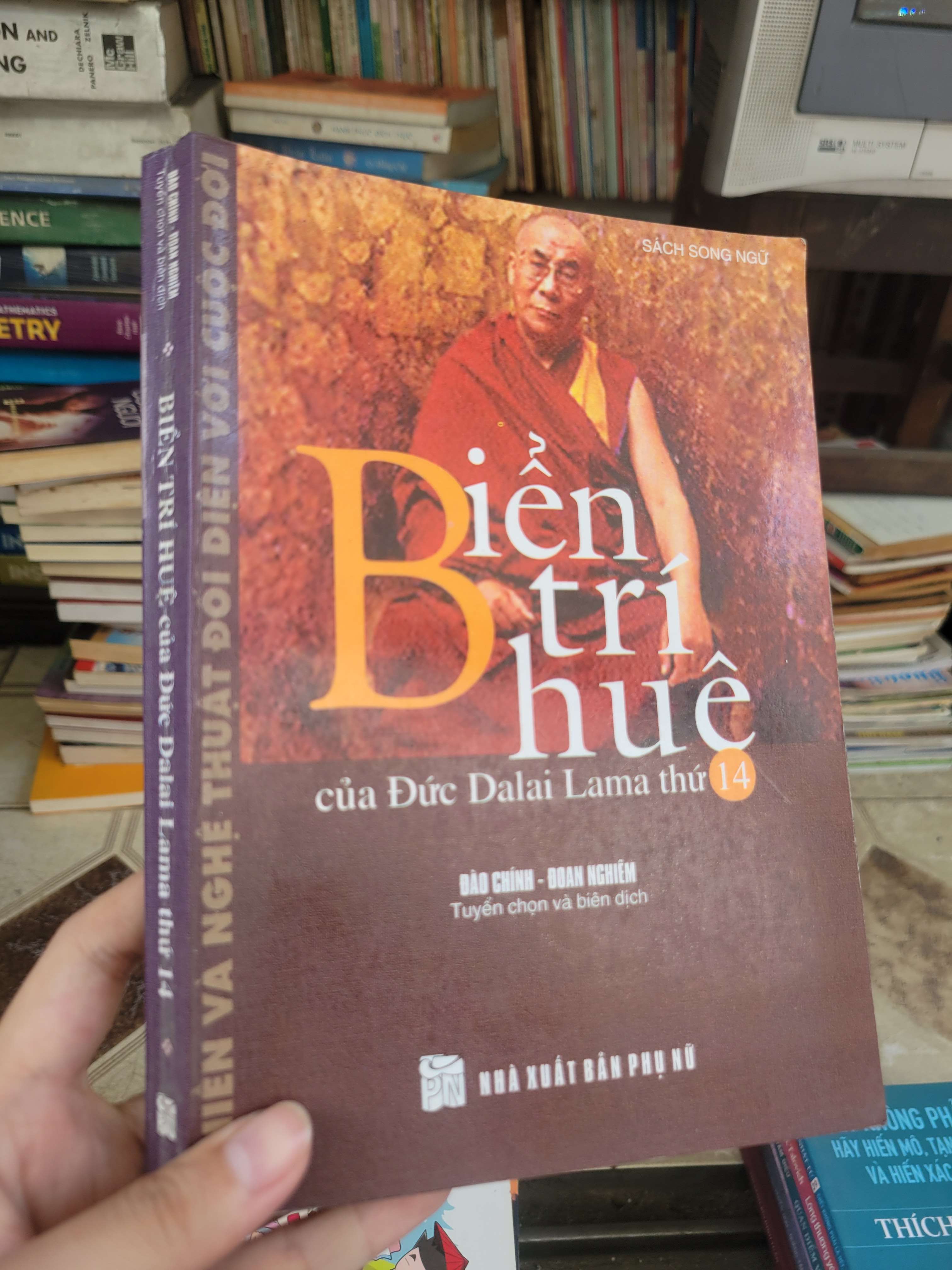 Biển trí huê của Đức Dalai Lama thứ 14 - Đào Chính, Đoan nghiêm song ngữ 2007 mới 80% bẩn bìa, ố (Sách tôn giáo - tâm linh) BGB