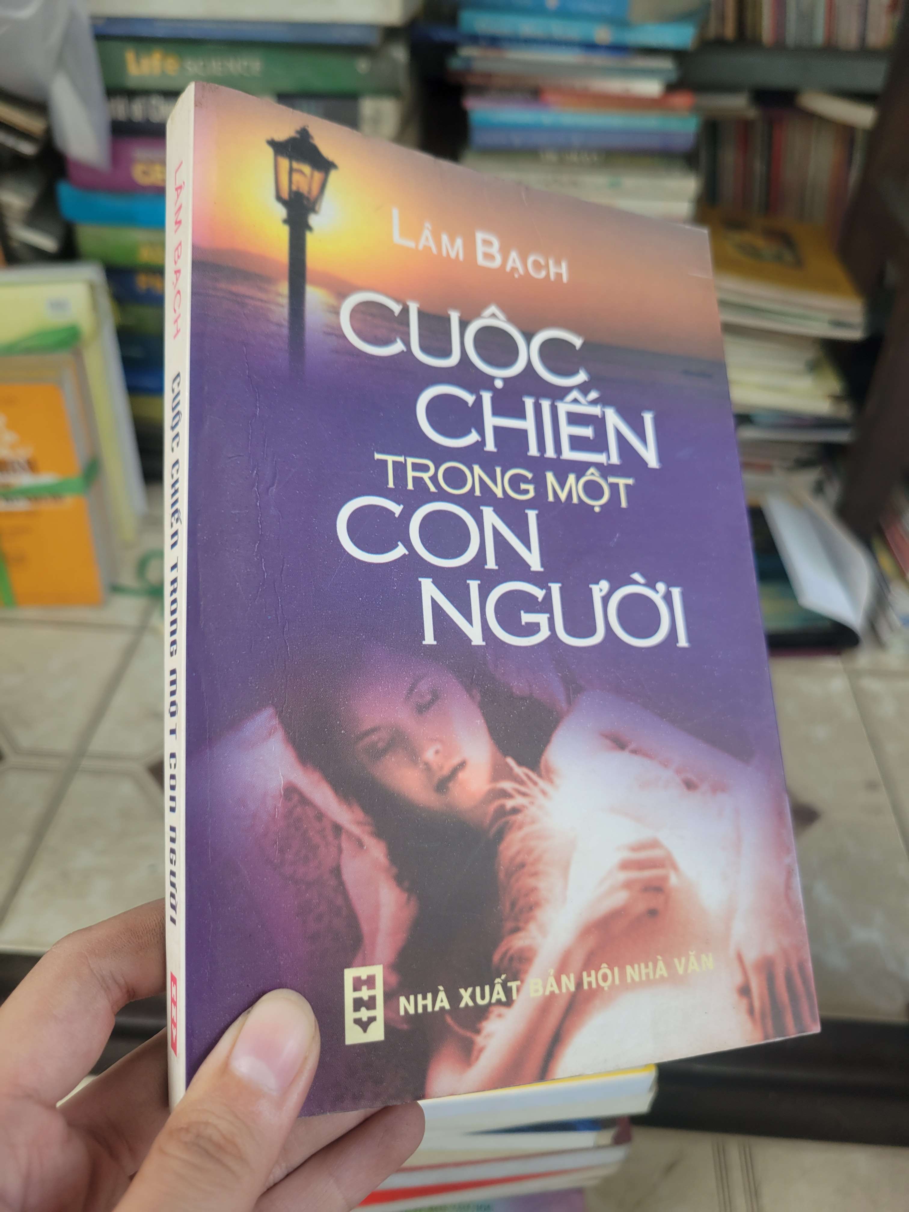 Cuộc chiến trong một con người - Lâm Bạch 2004 mới 80% bẩn bìa, ố (Sách văn học) BGB