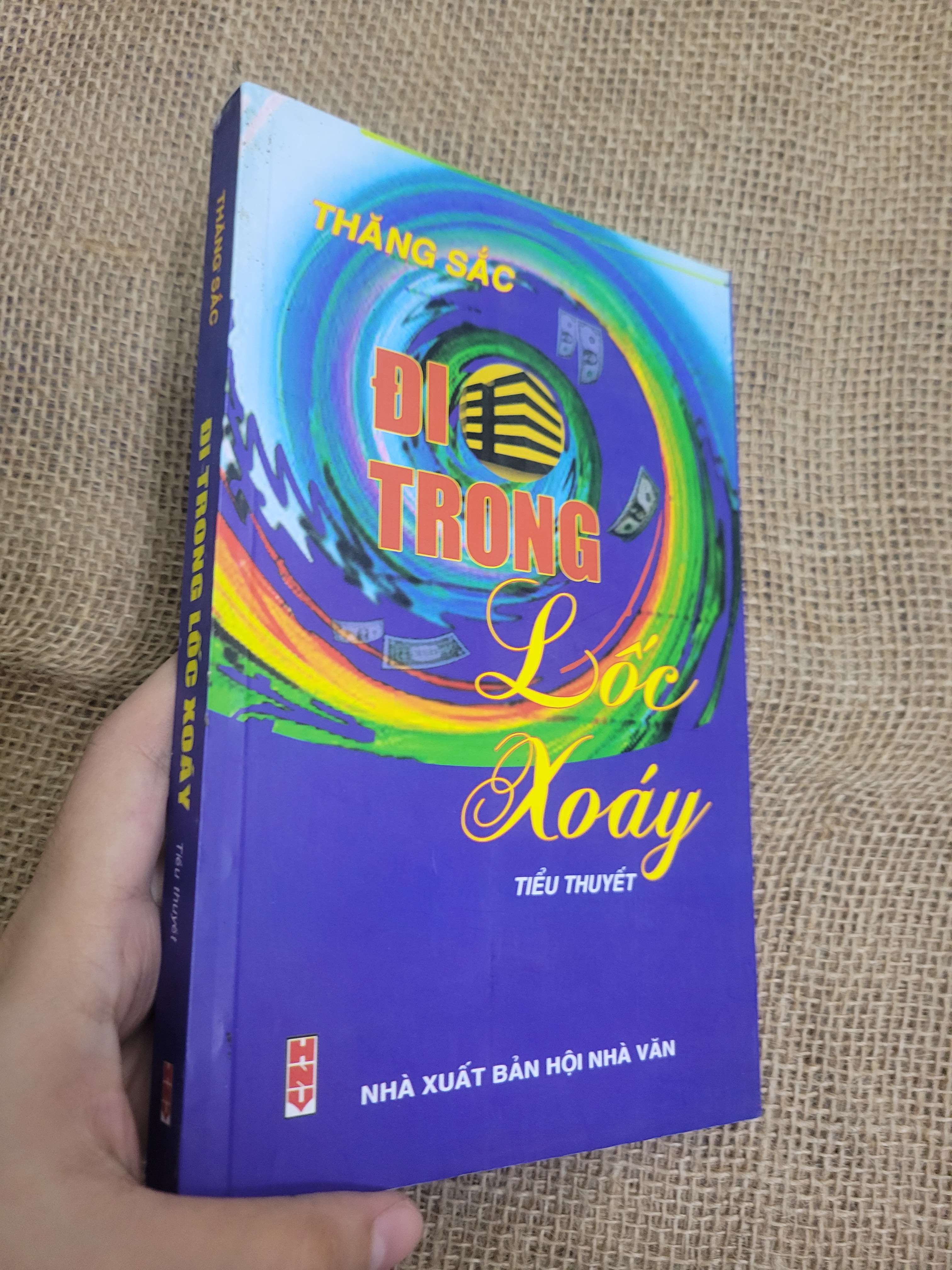 Đi trong lốc xoáy - Thăng Sắc 2016 mới 80% bẩn bìa, ố (Sách văn học) HLSC