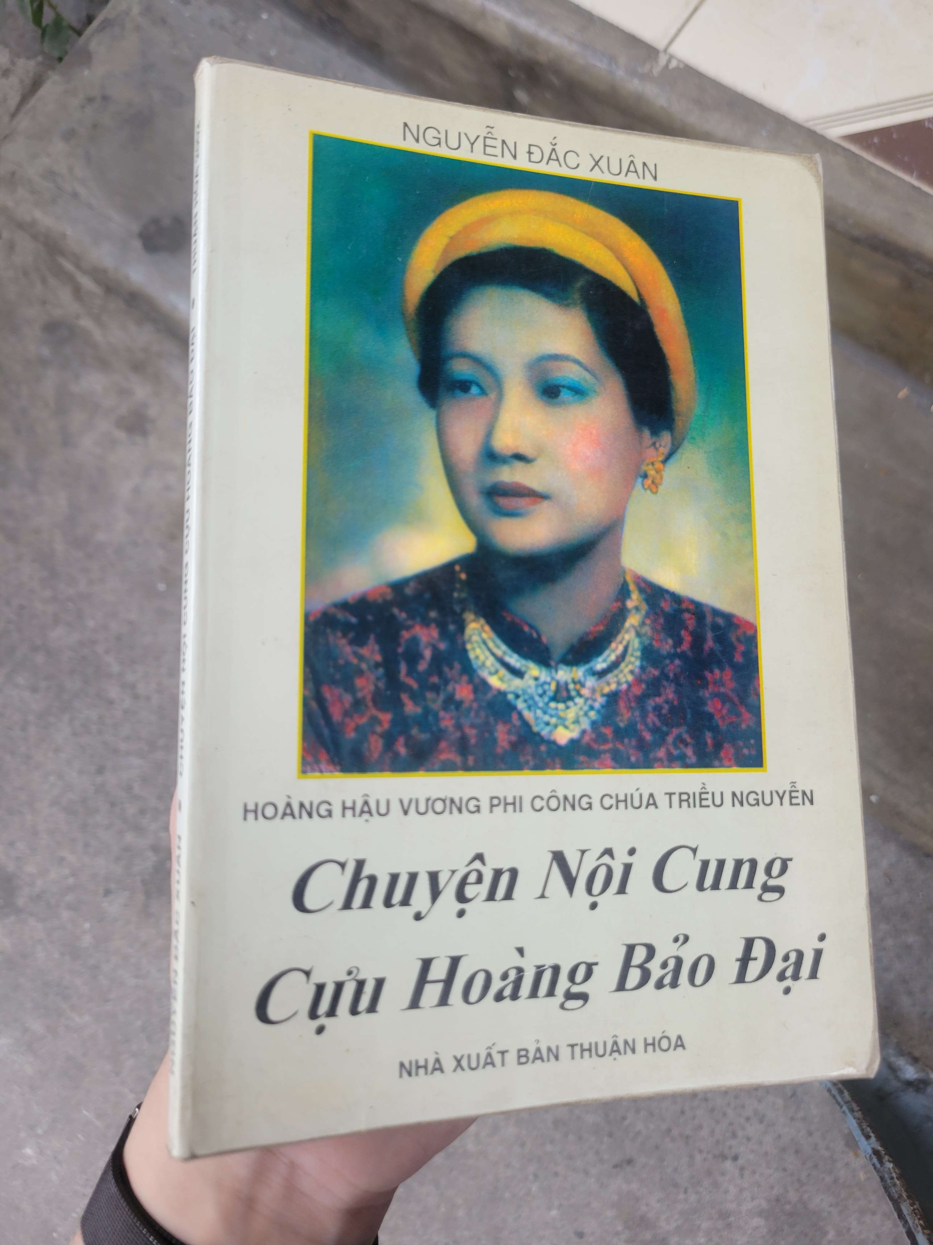 Hoàng hậu vương phi công chúa triều Nguyễn Chuyện nội cung cựu Hoàng Bảo Đại - Nguyễn Đắc Xuân 2002 mới 80% ố, bẩn bìa (Lịch sử Việt Nam) BGB