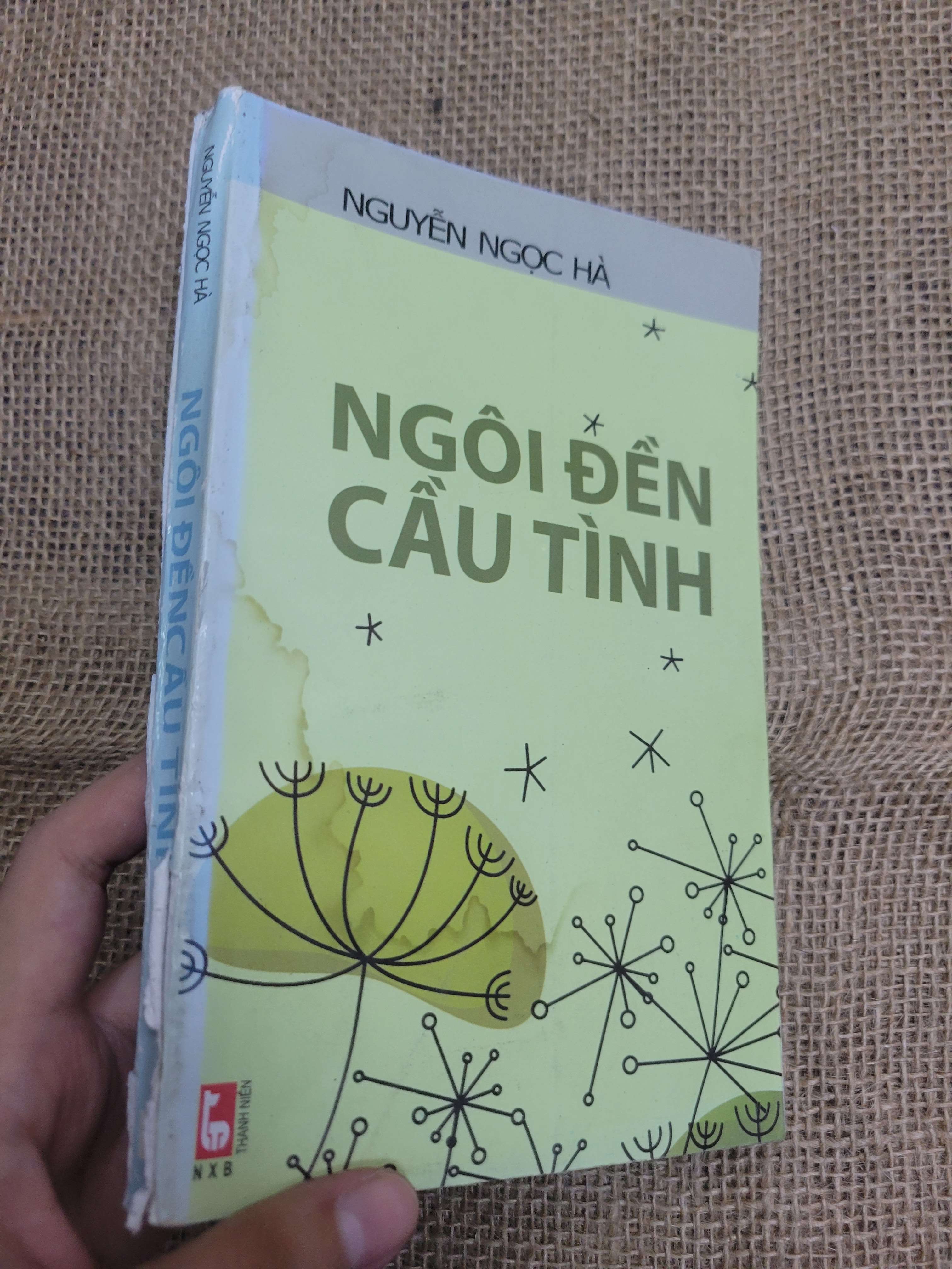 Ngôi đền cầu tình - Nguyễn Ngọc Hà 2012 mới 60% bẩn bìa, ố, bị ẩm, có vệt nước, bung gáy, bung bìa (Sách văn học) HLSC