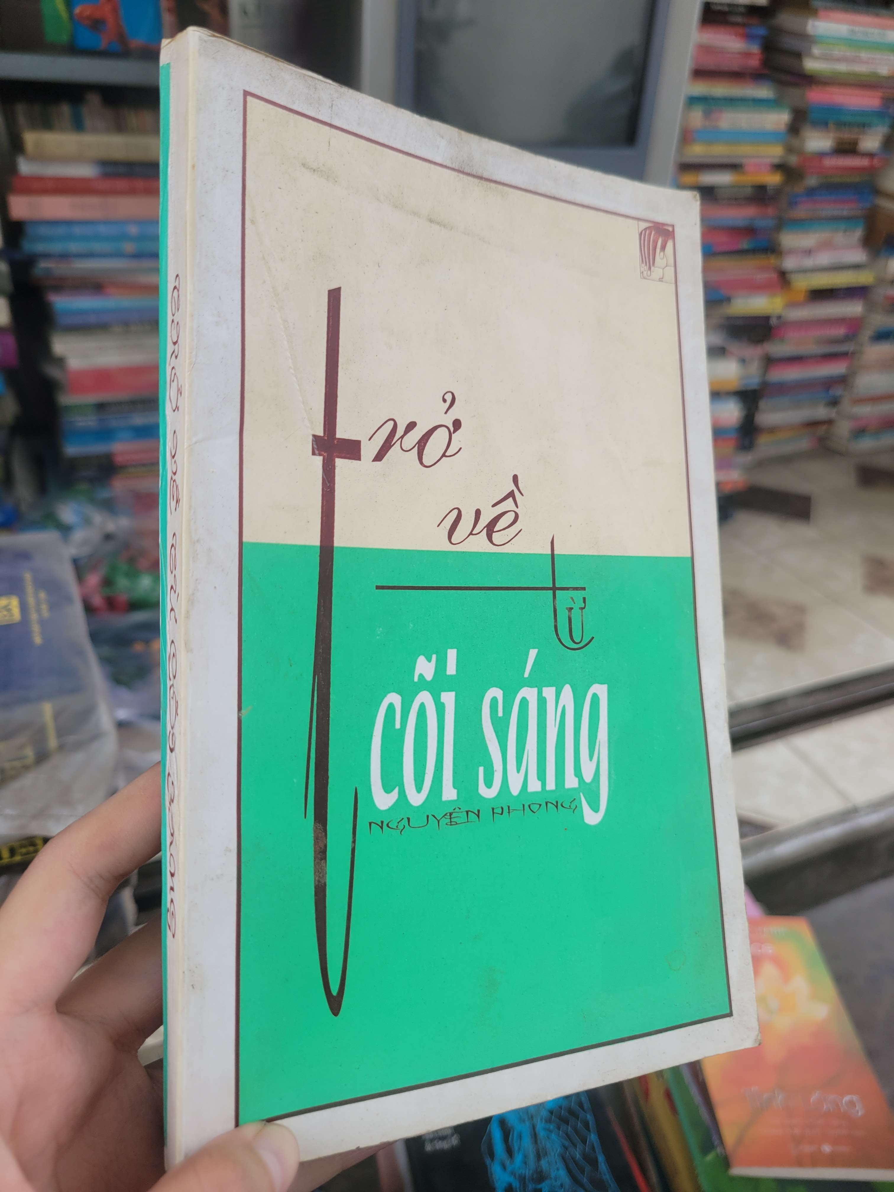 Trờ về từ cõi sáng - Nguyên Phong mới 80% ố, bẩn bìa (Sách văn học) BGB