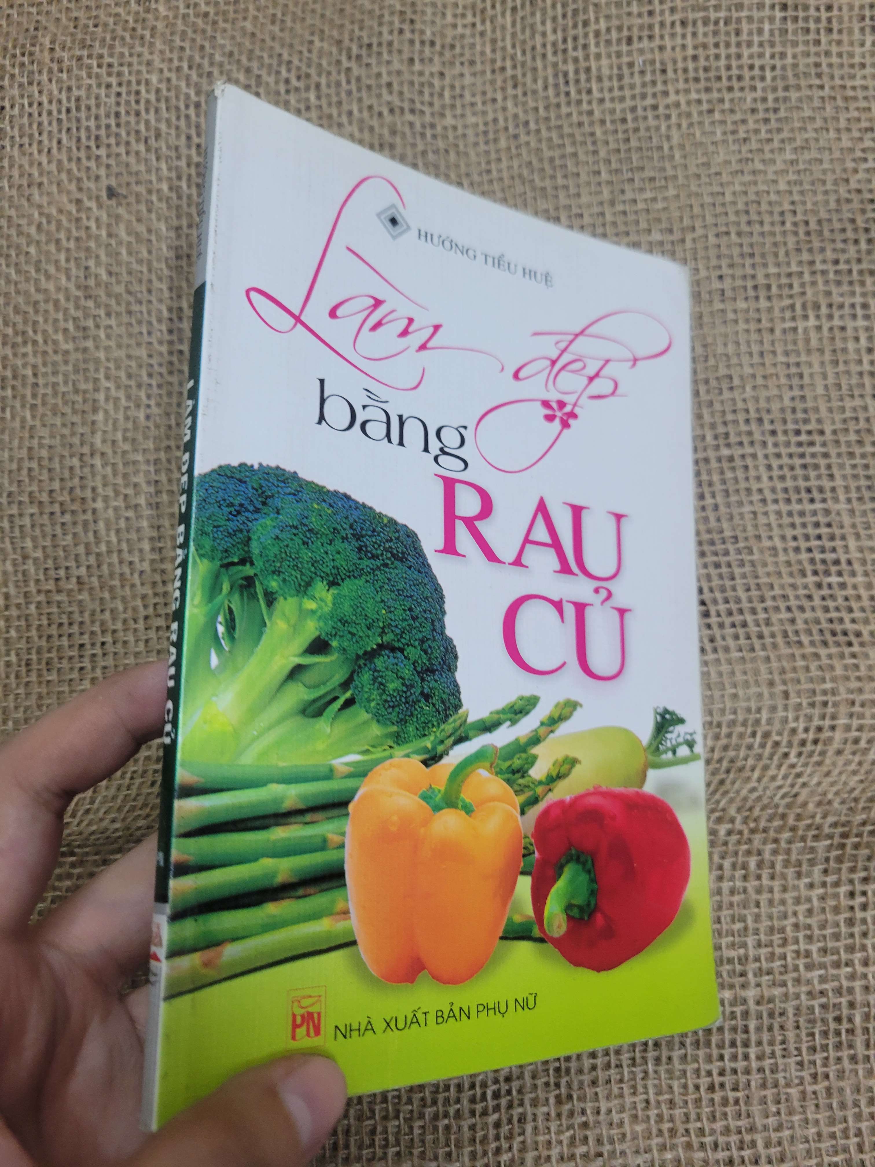 Làm đẹp bằng rau củ - Hướng Tiểu Huệ sách màu 2004 mới 80% bẩn bìa, ố (Sách kiến thức tổng hợp) HLSC