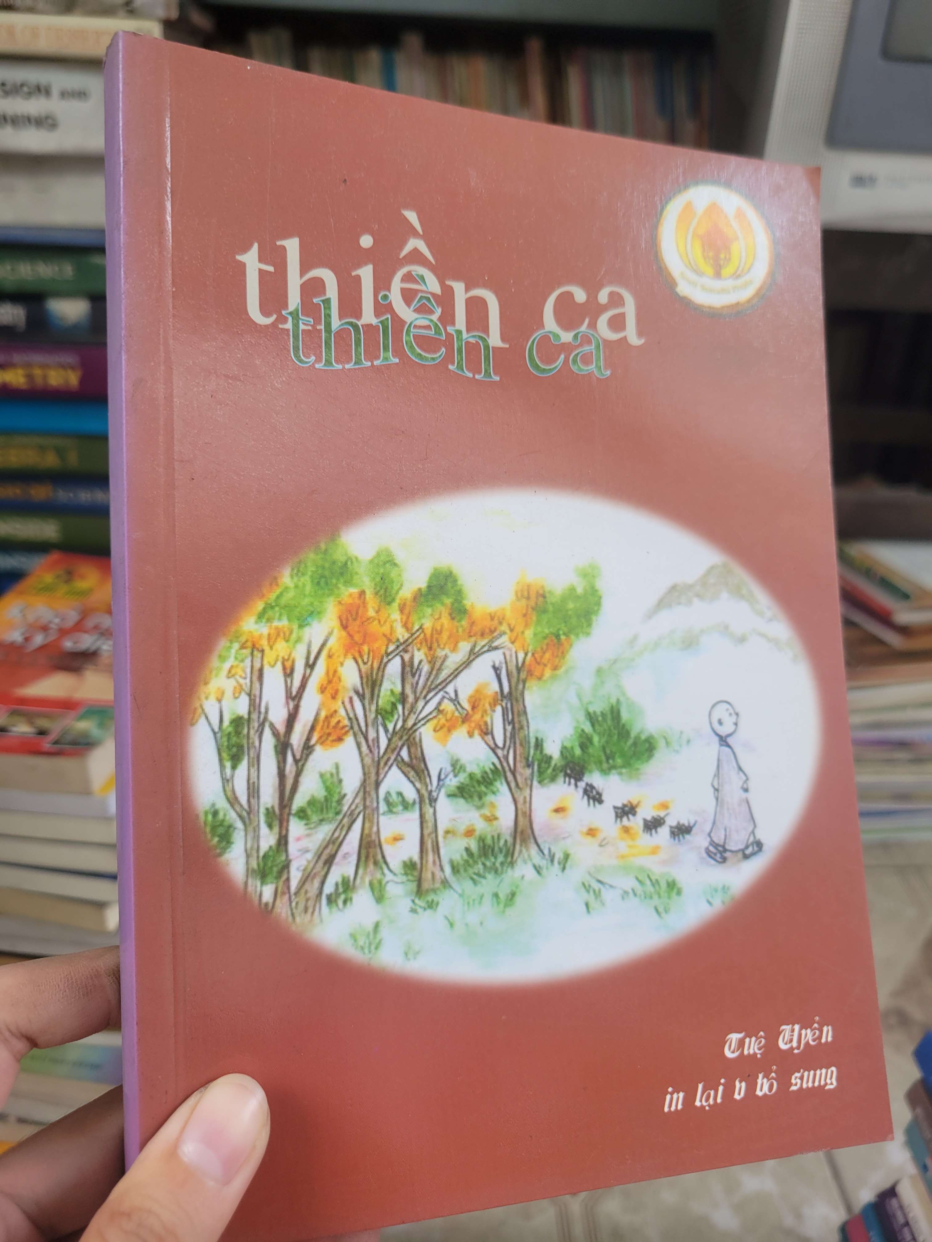 Thiền ca - Tuệ Uyển song ngữ mới 80% bẩn bìa, ố (Sách tôn giáo - tâm linh) BGB