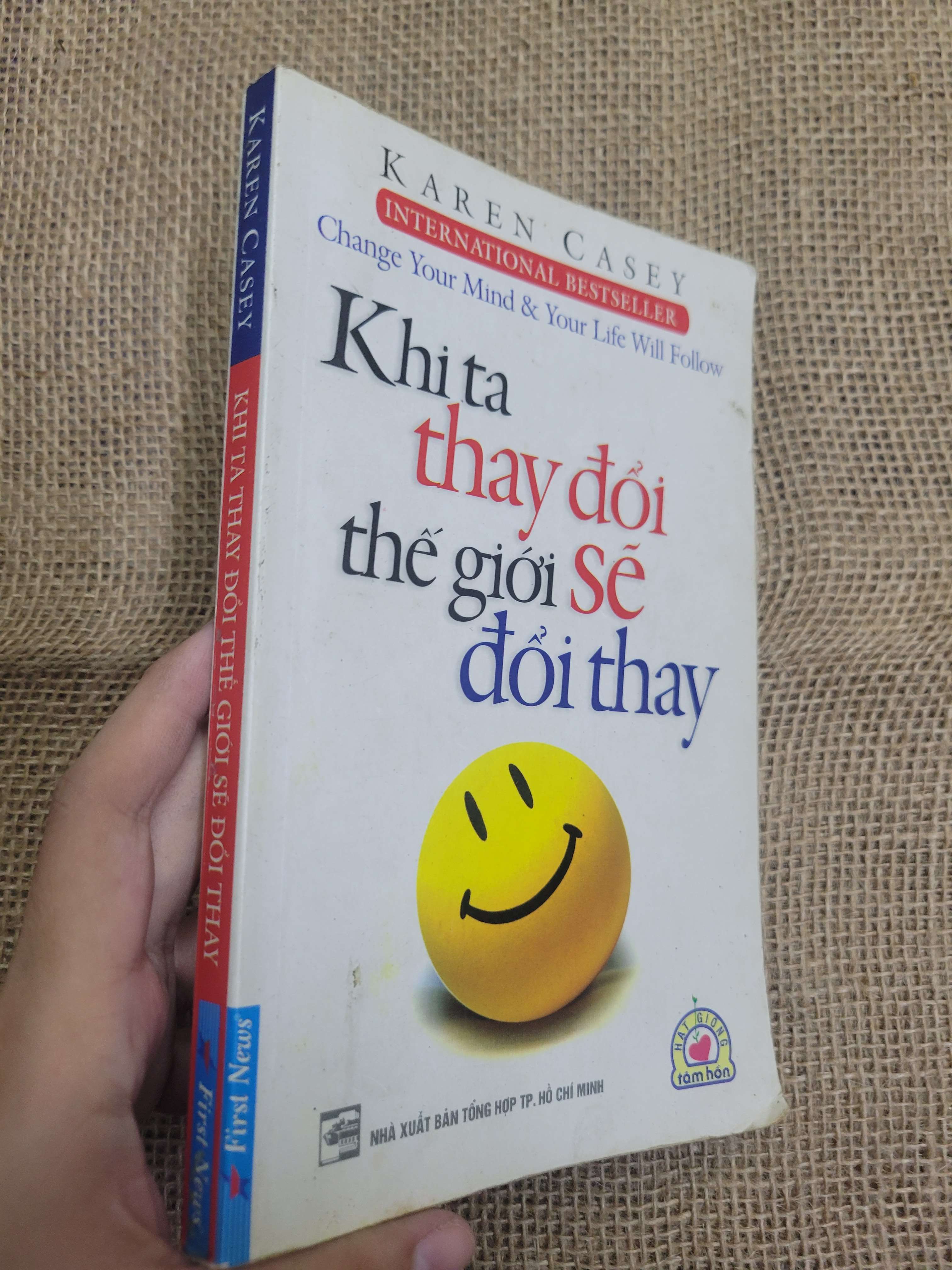 Khi ta thay đổi thế giới sẽ đổi thay - Karen Casey 2010 mới 80% bẩn bìa, ố (Sách kỹ năng) HLSC